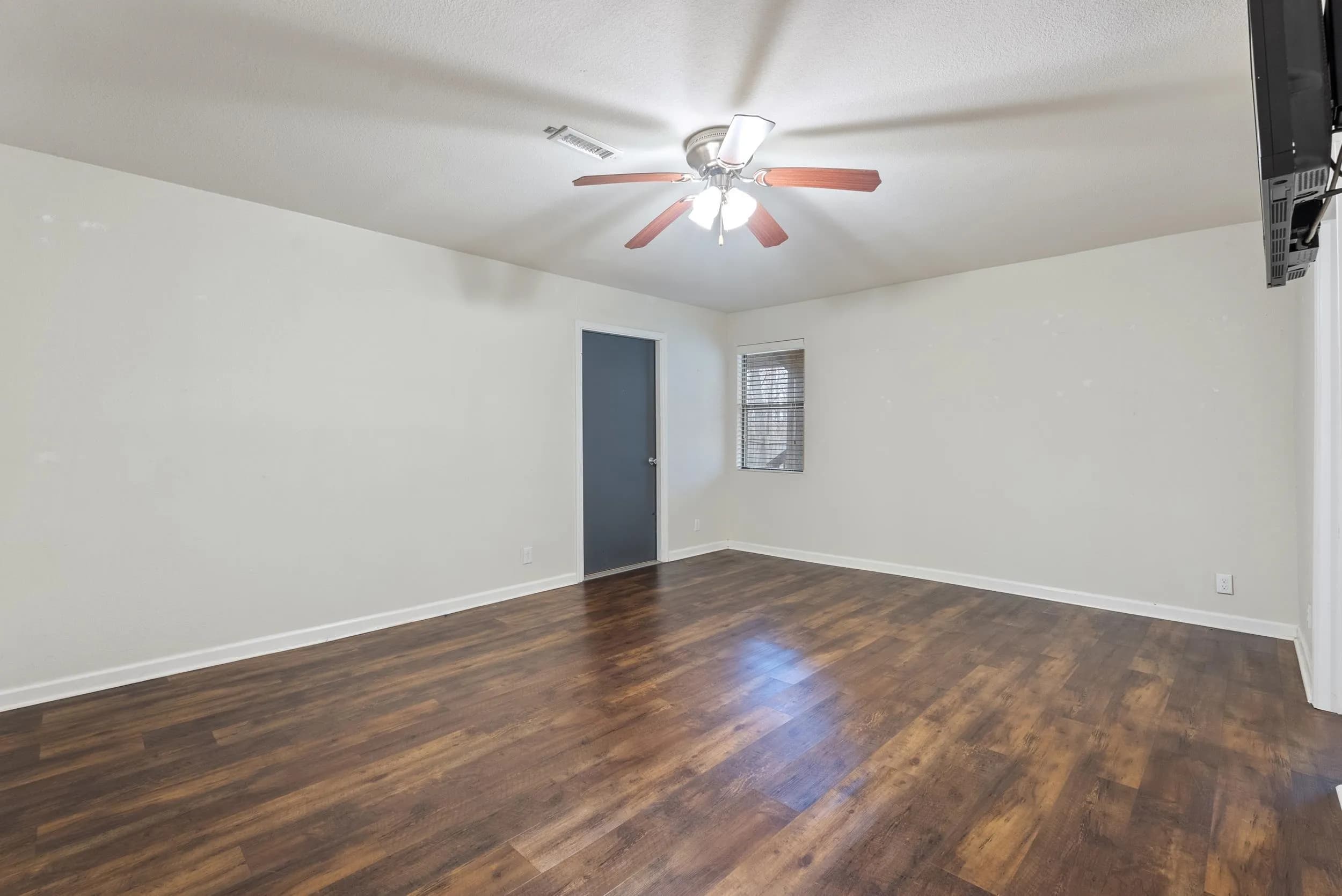 Property at 102  Pin oak cove - Image 25