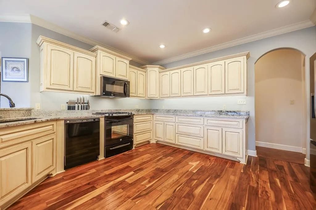 Property at 420  Augusta dr - Image 5