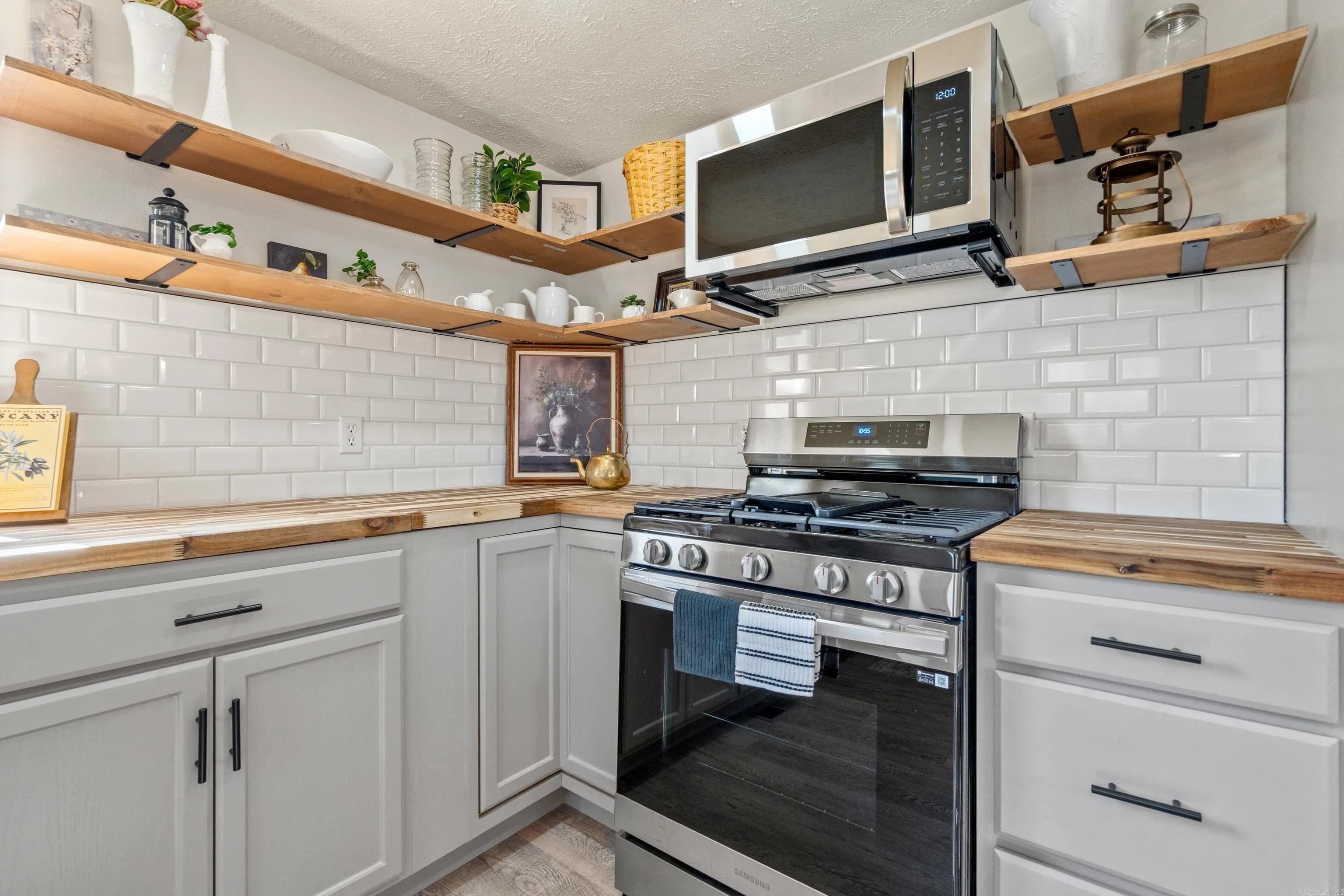 Property at 211  Clairmont - Image 22