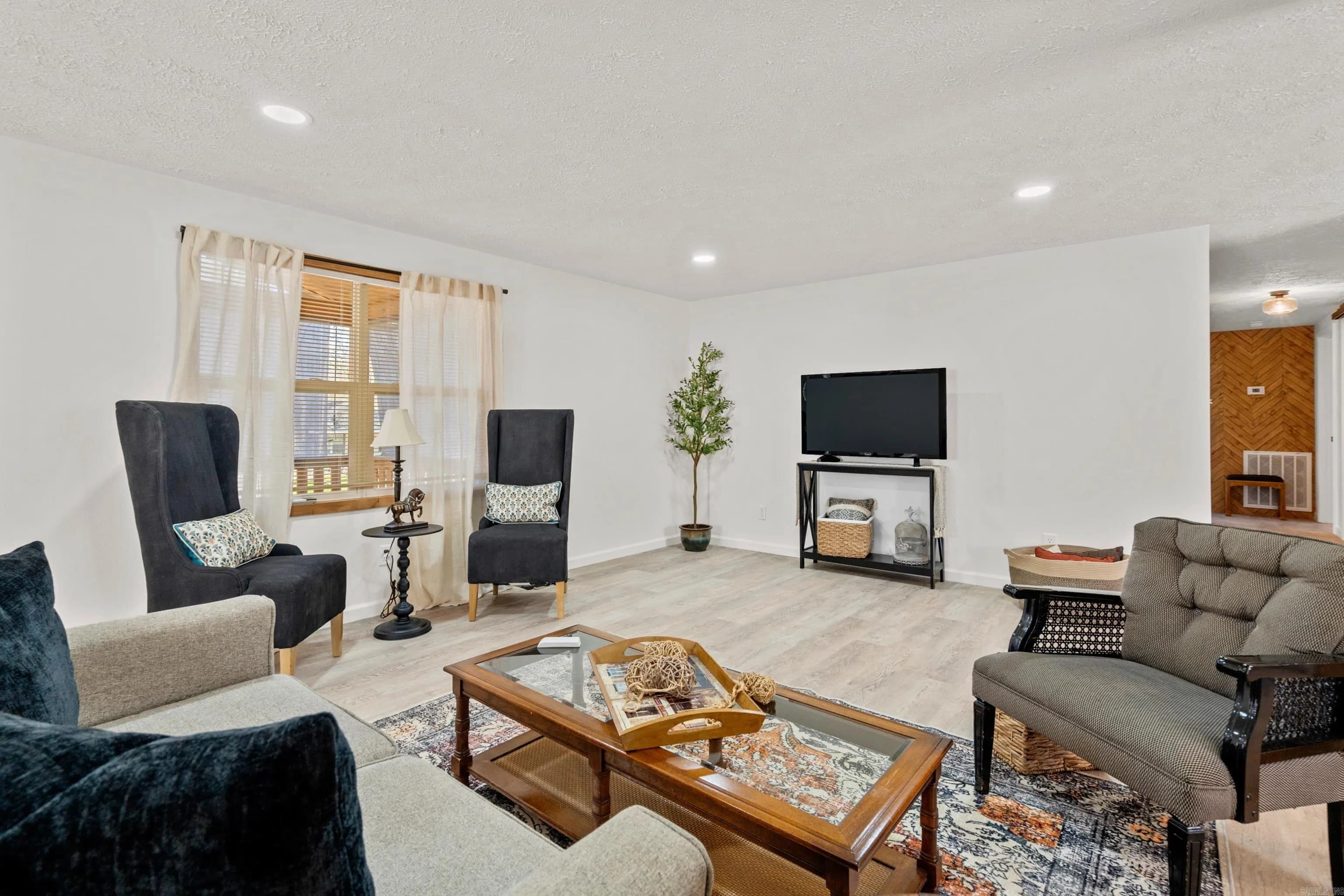 Property at 211  Clairmont - Image 8