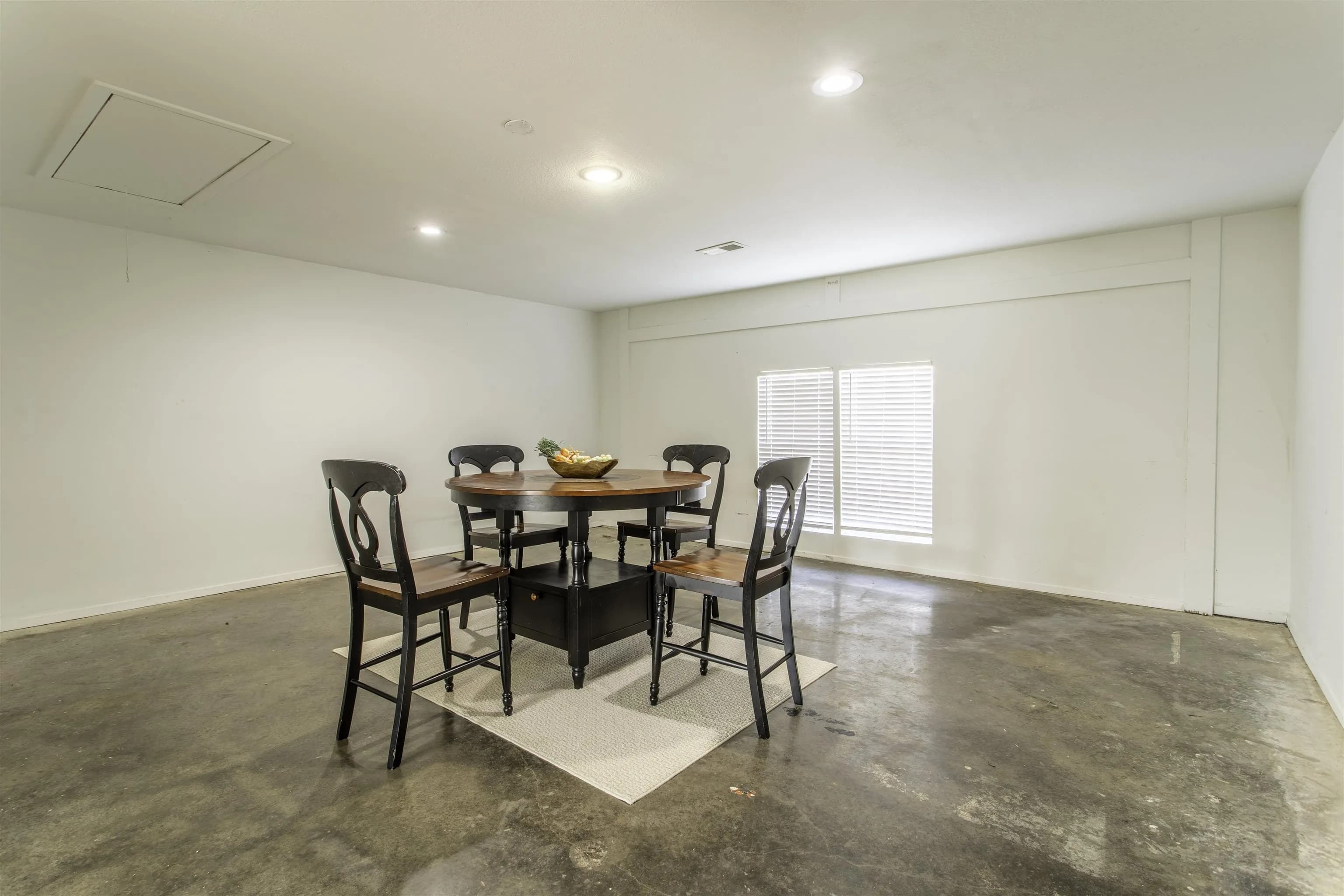 Property at 915  Silverleaf - Image 13