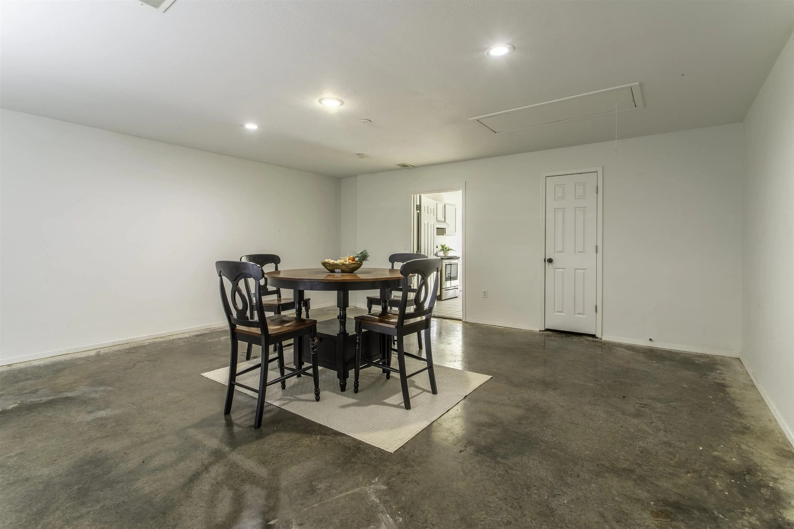 Property at 915  Silverleaf - Image 14
