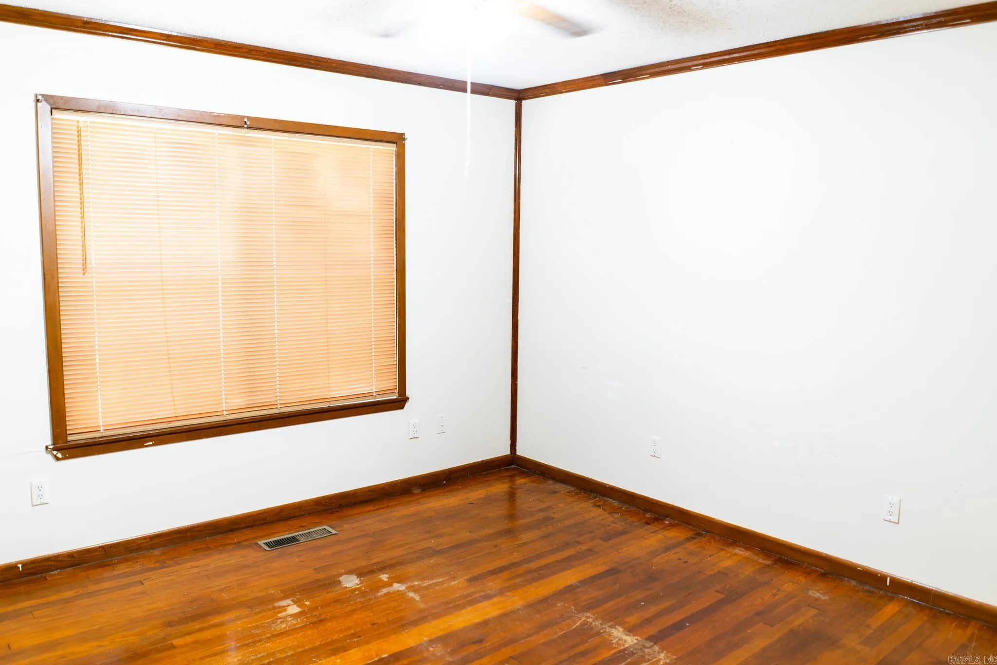 Property at 312 W College - Image 20