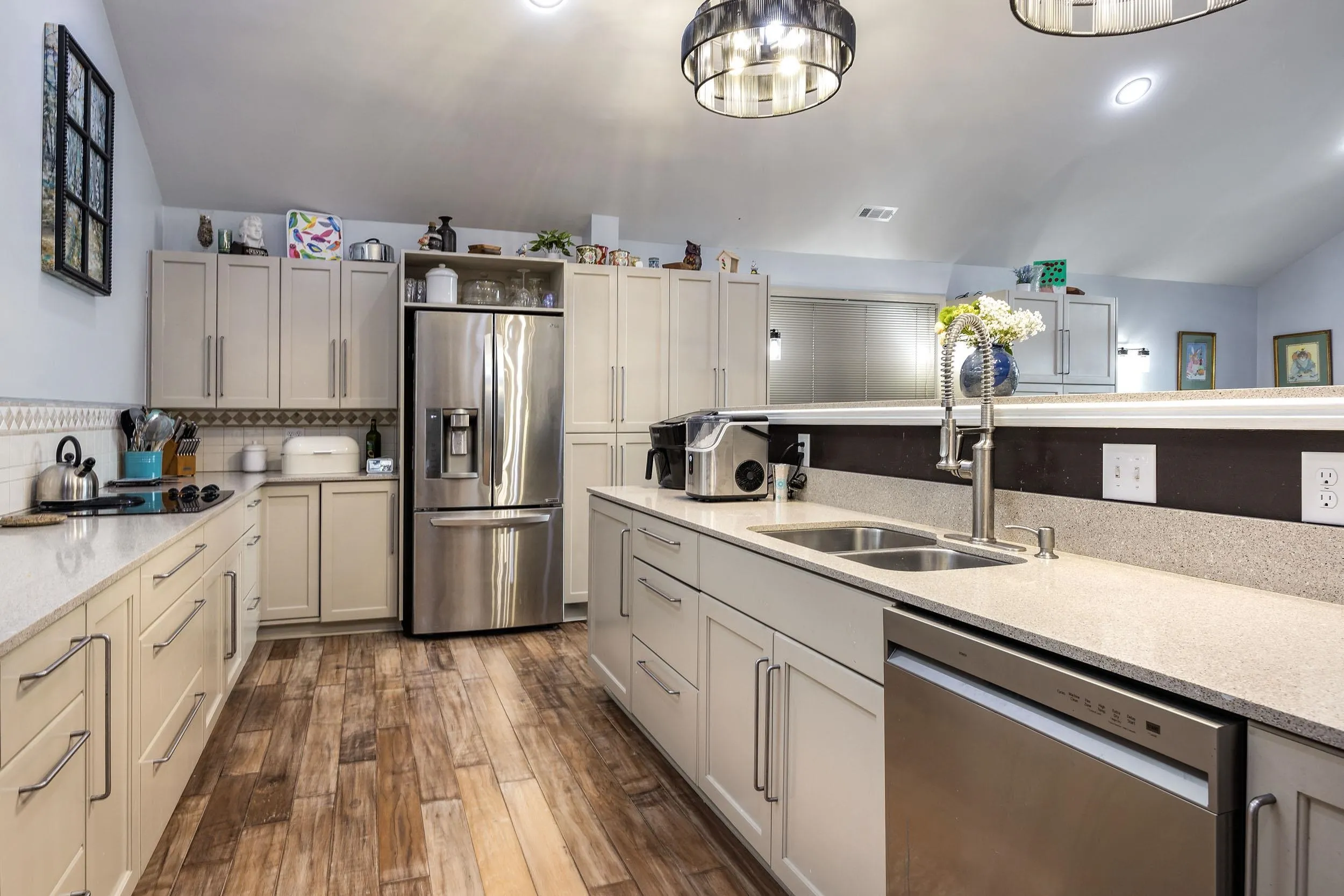 Property at 26  Nob hill - Image 4