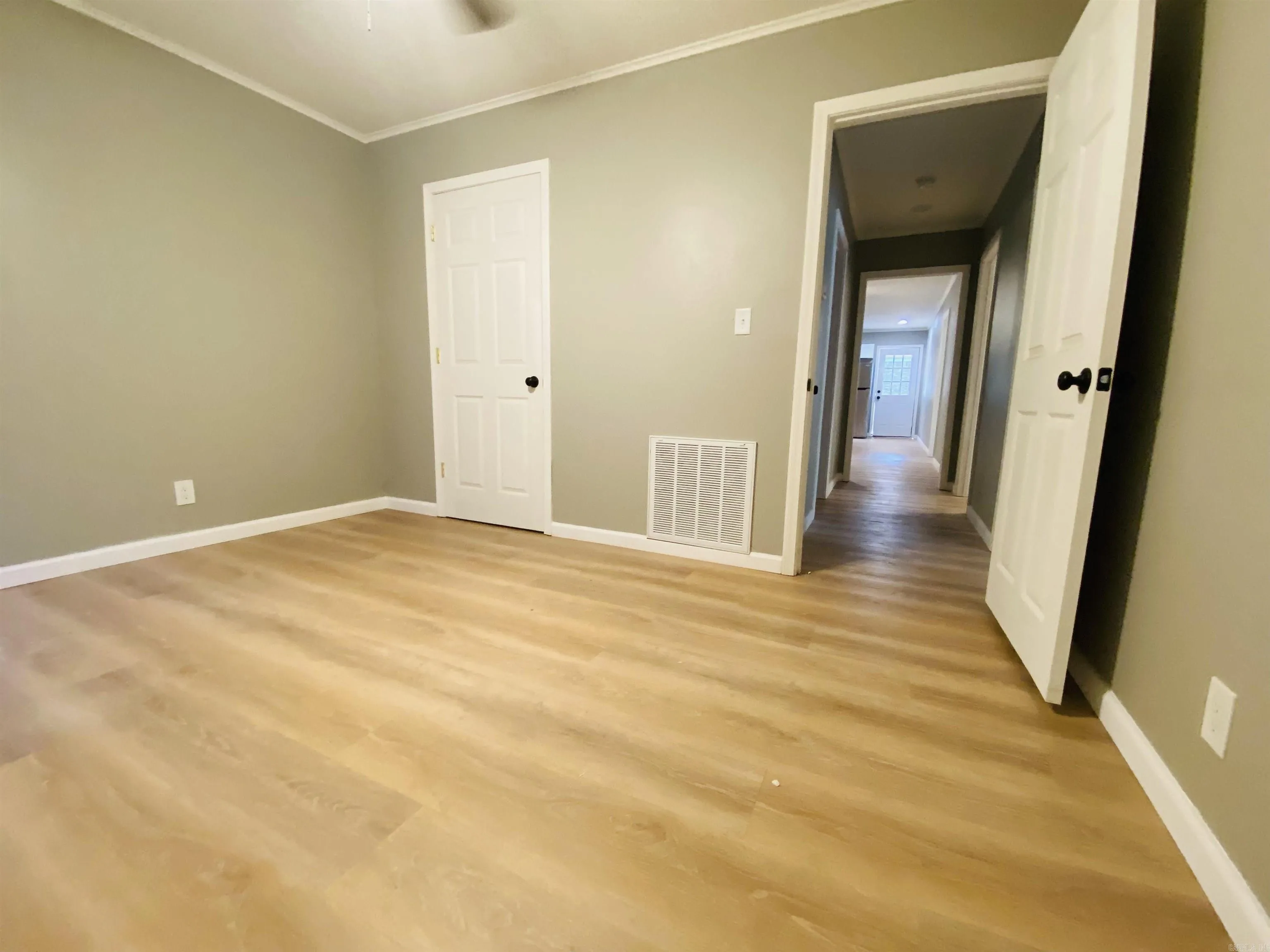 Property at 2585  Warren - Image 8
