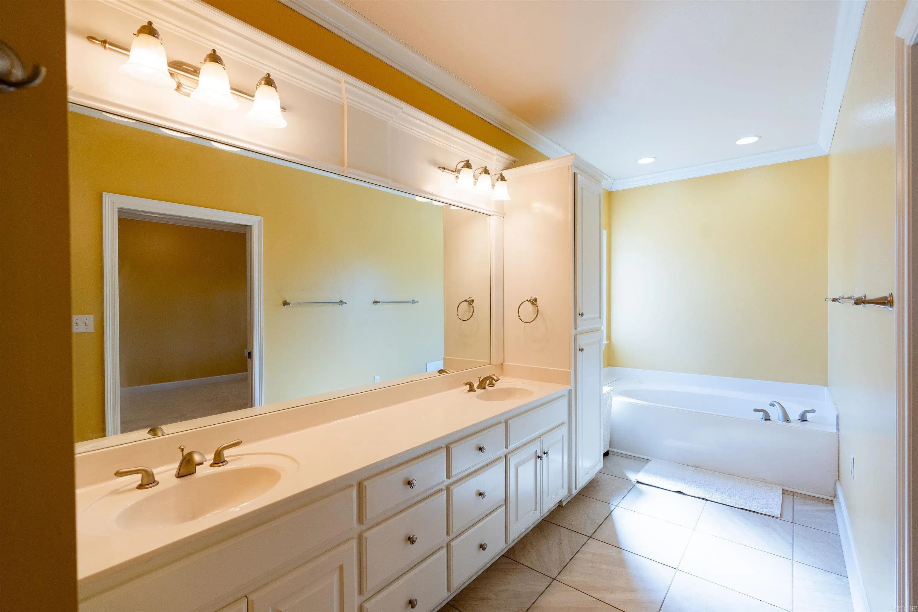 Property at 2306  Saxony - Image 33