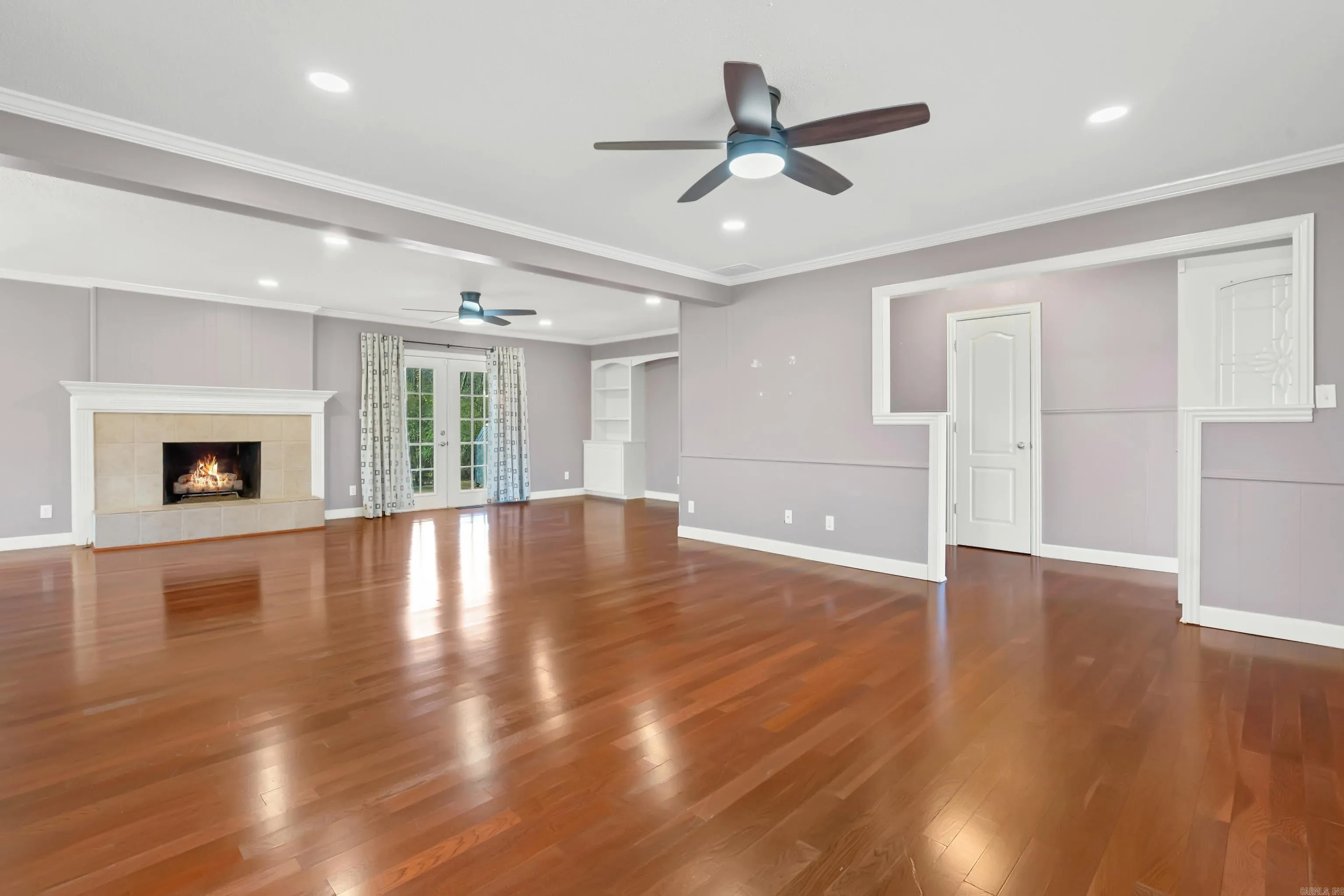 Property at 301  Hermlee - Image 7