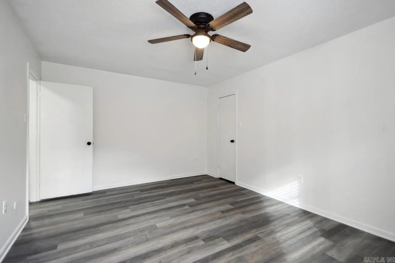 Property at 14  Susan - Image 13
