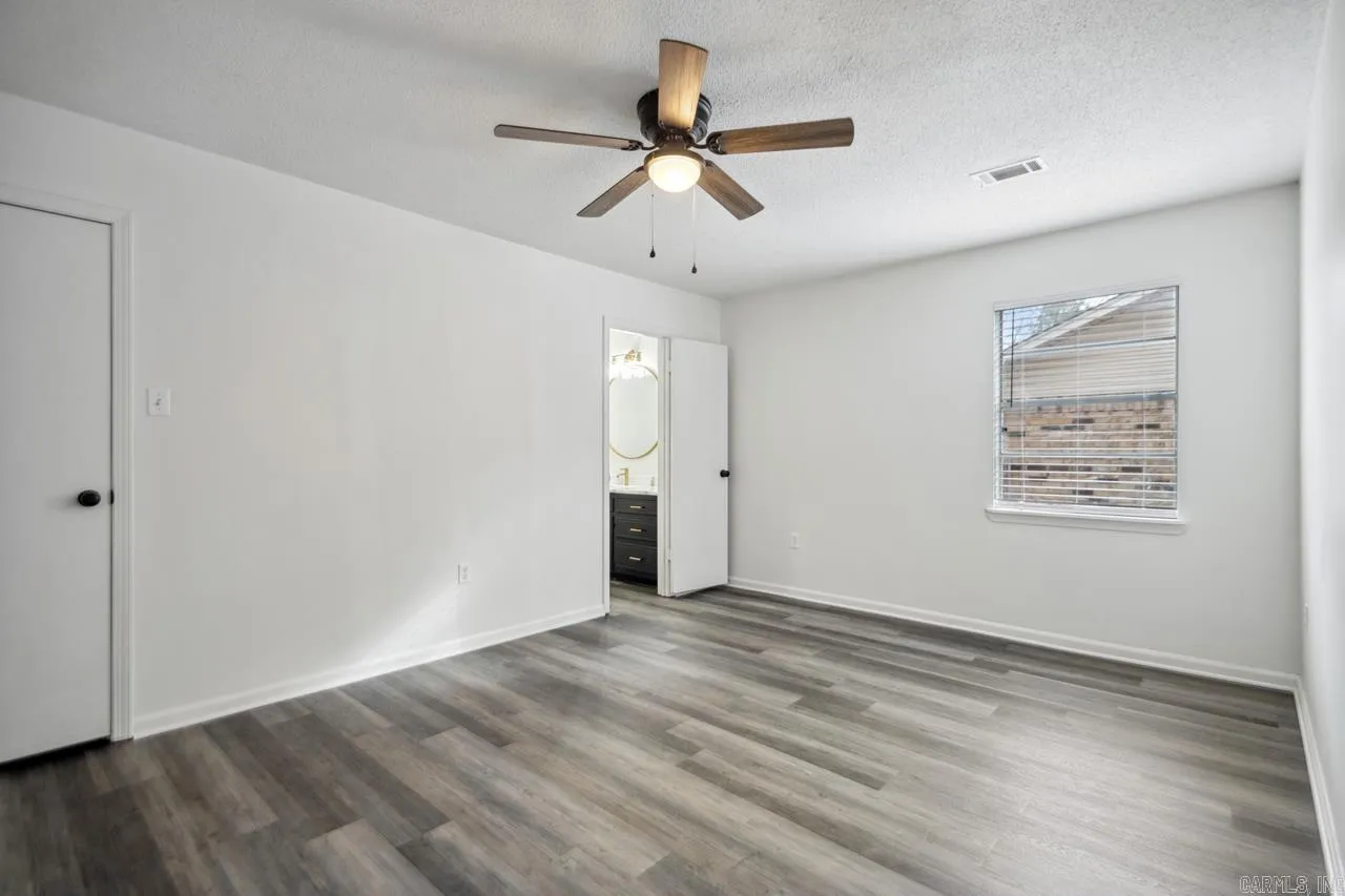 Property at 14  Susan - Image 12
