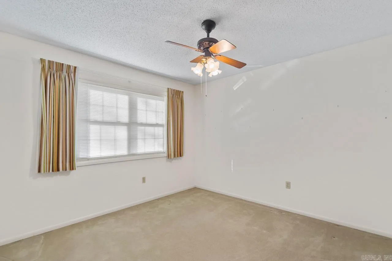 Property at 25  Red oak - Image 10