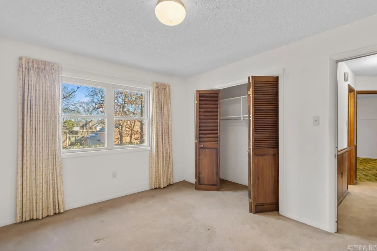 Property at 25  Red oak - Image 12