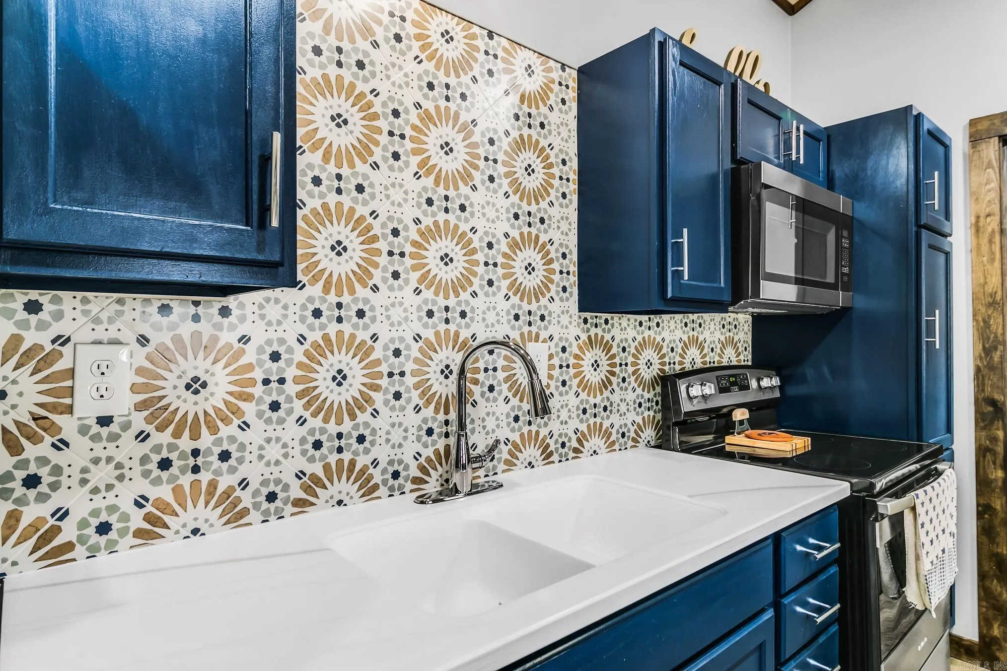 Property at 1588  Ridge - Image 16