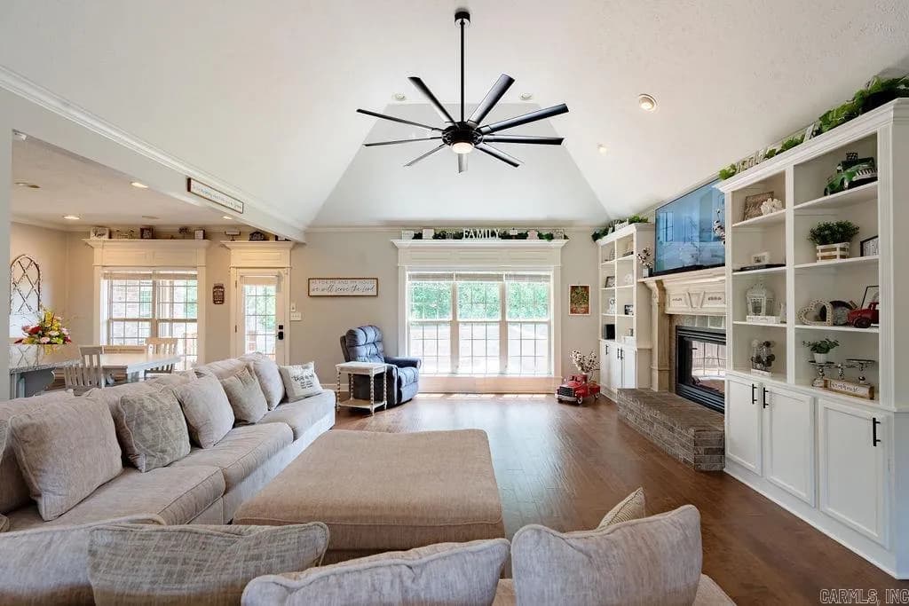 Property at 112  Ashlei - Image 3
