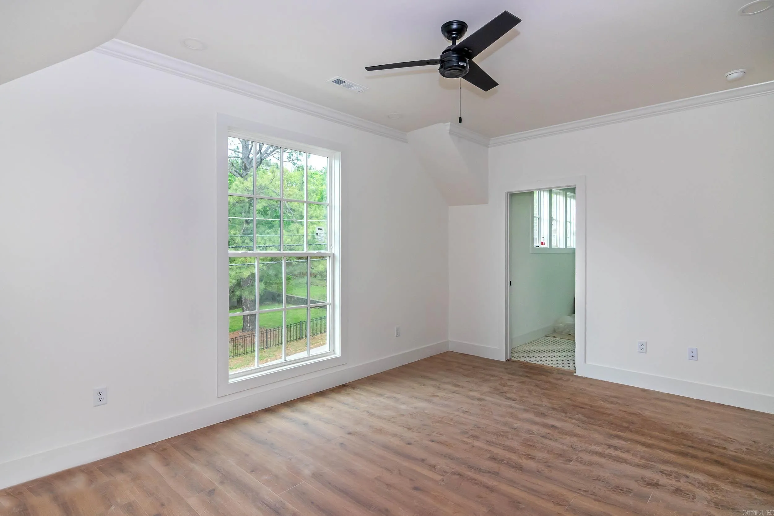 Property at 523 E Spring - Image 12