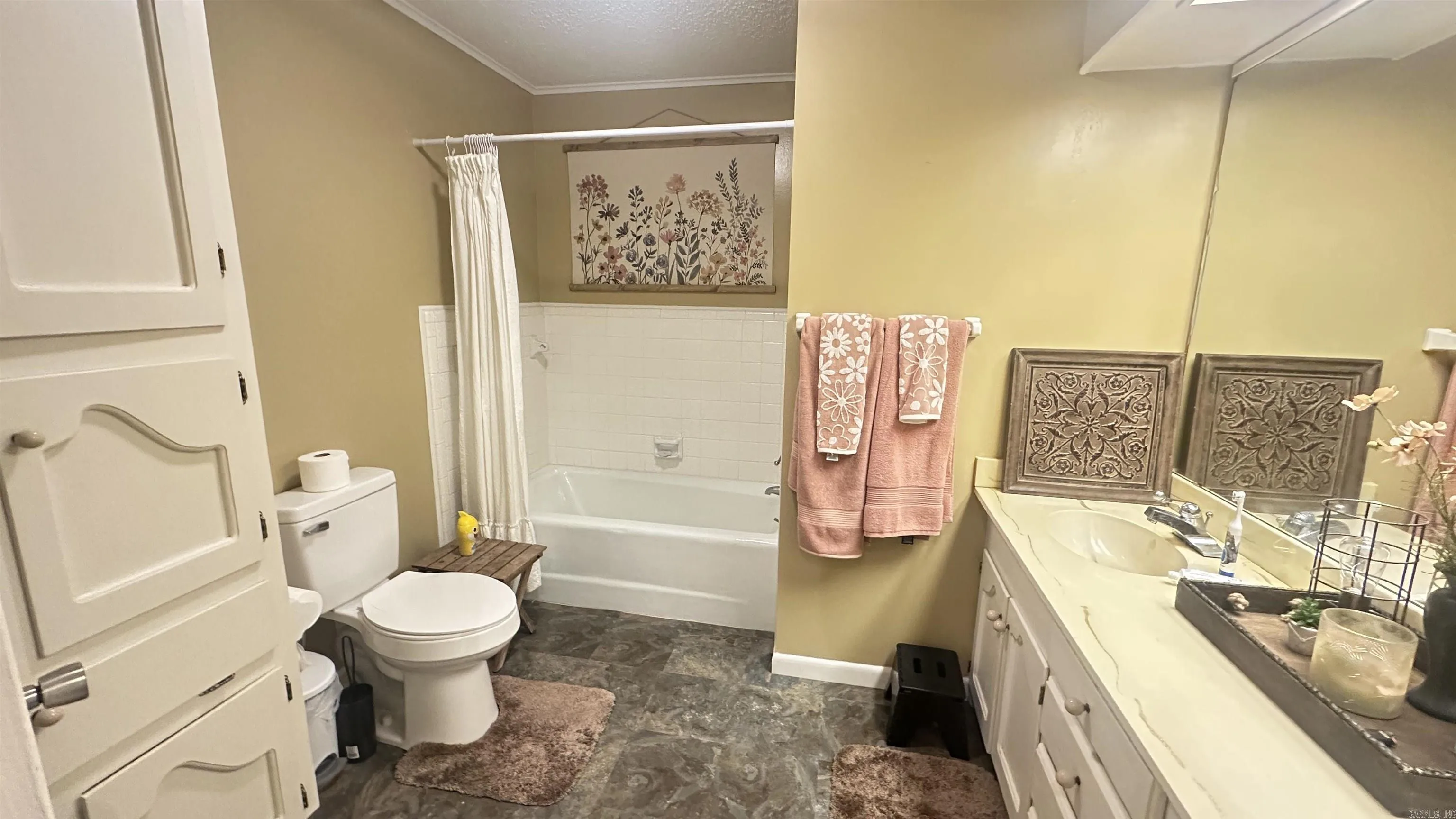 Property at 121 W Lee - Image 11