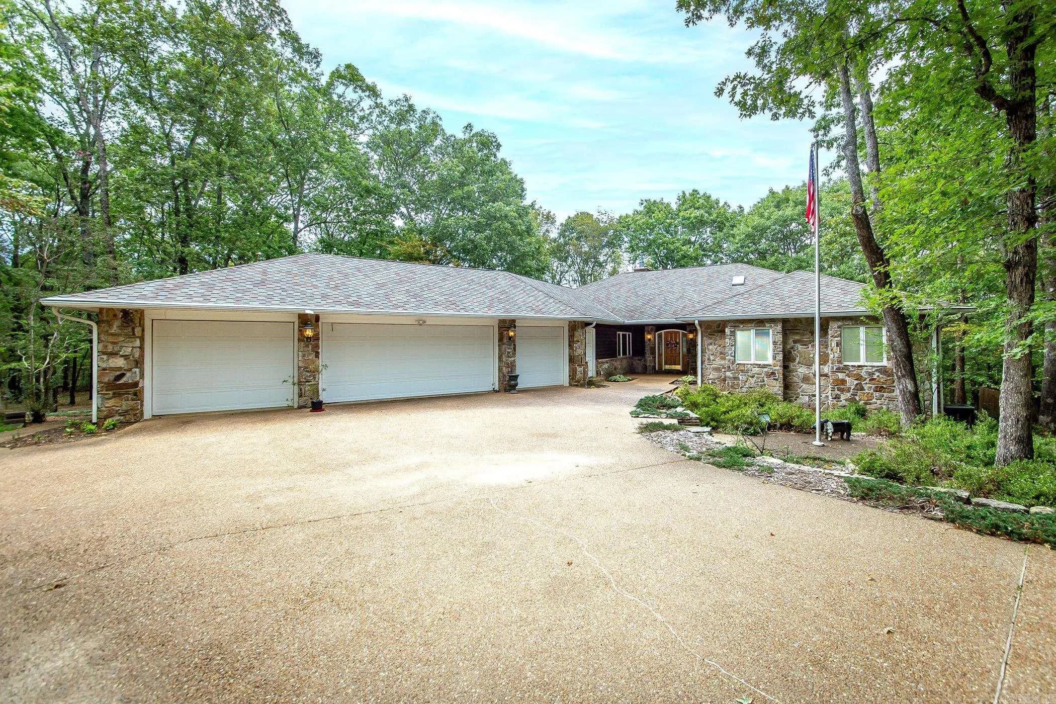 Property at 115  Lazy oaks - Image 1