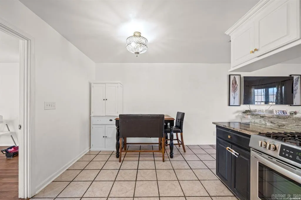 Property at 125  Avalon - Image 8