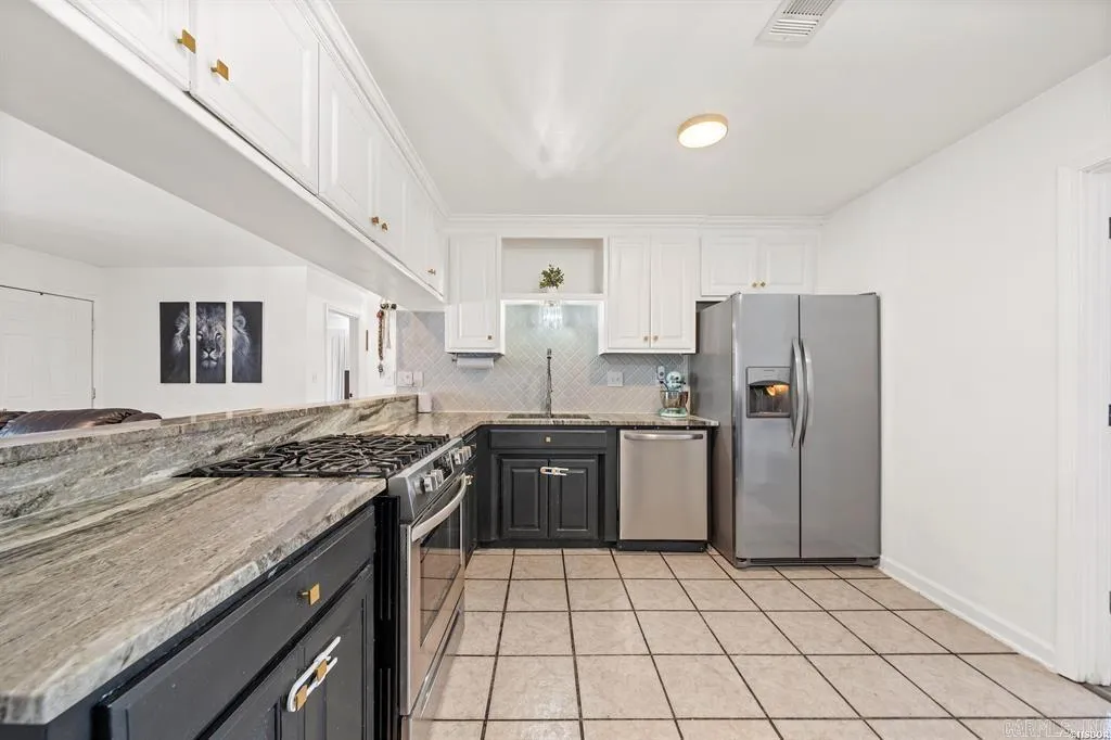 Property at 125  Avalon - Image 6