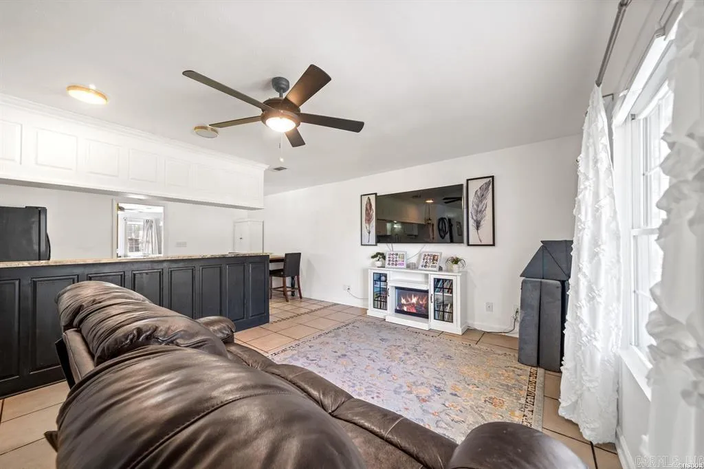 Property at 125  Avalon - Image 3