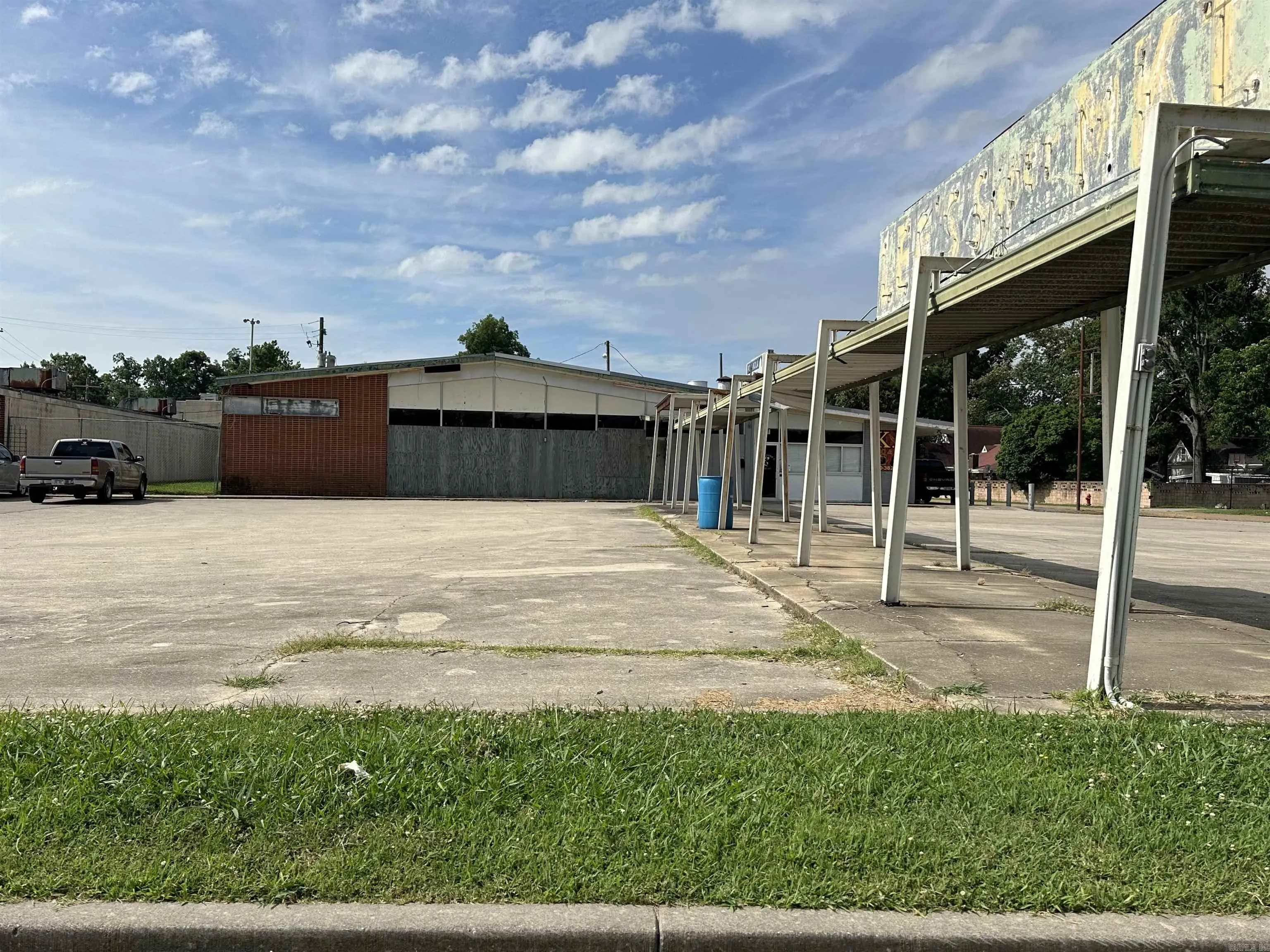 Property at 107 W Choctaw - Image 1