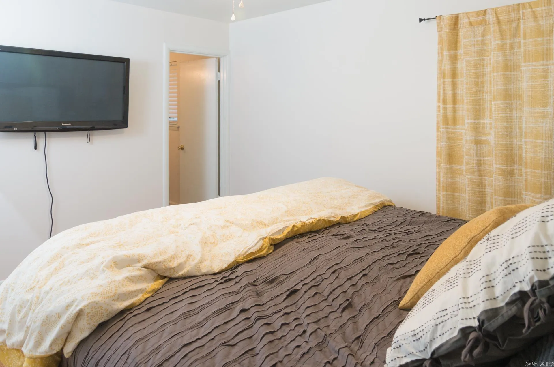 Property at 325  Oak - Image 16