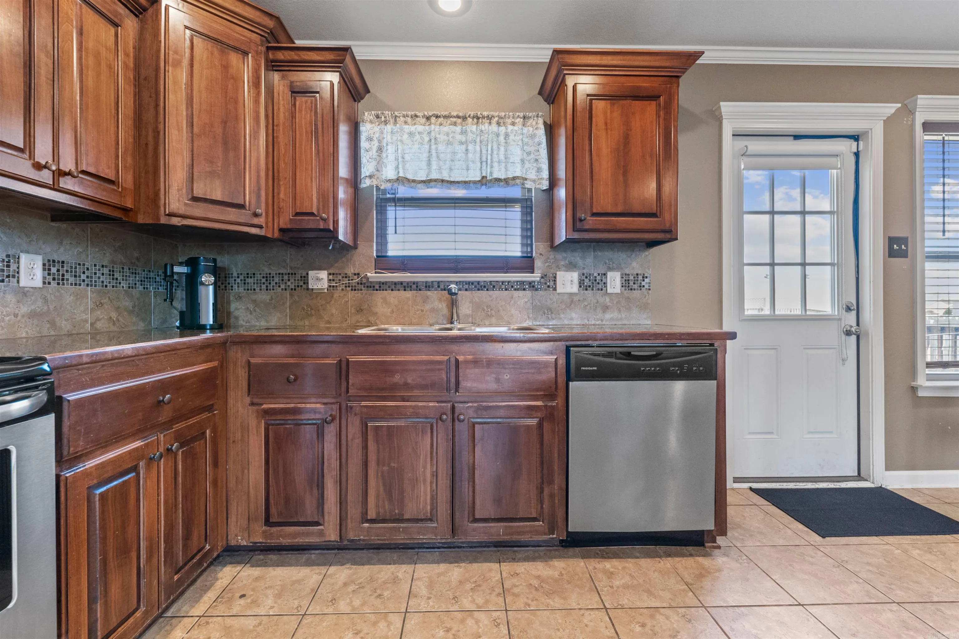 Property at 1112  Mesquite - Image 10