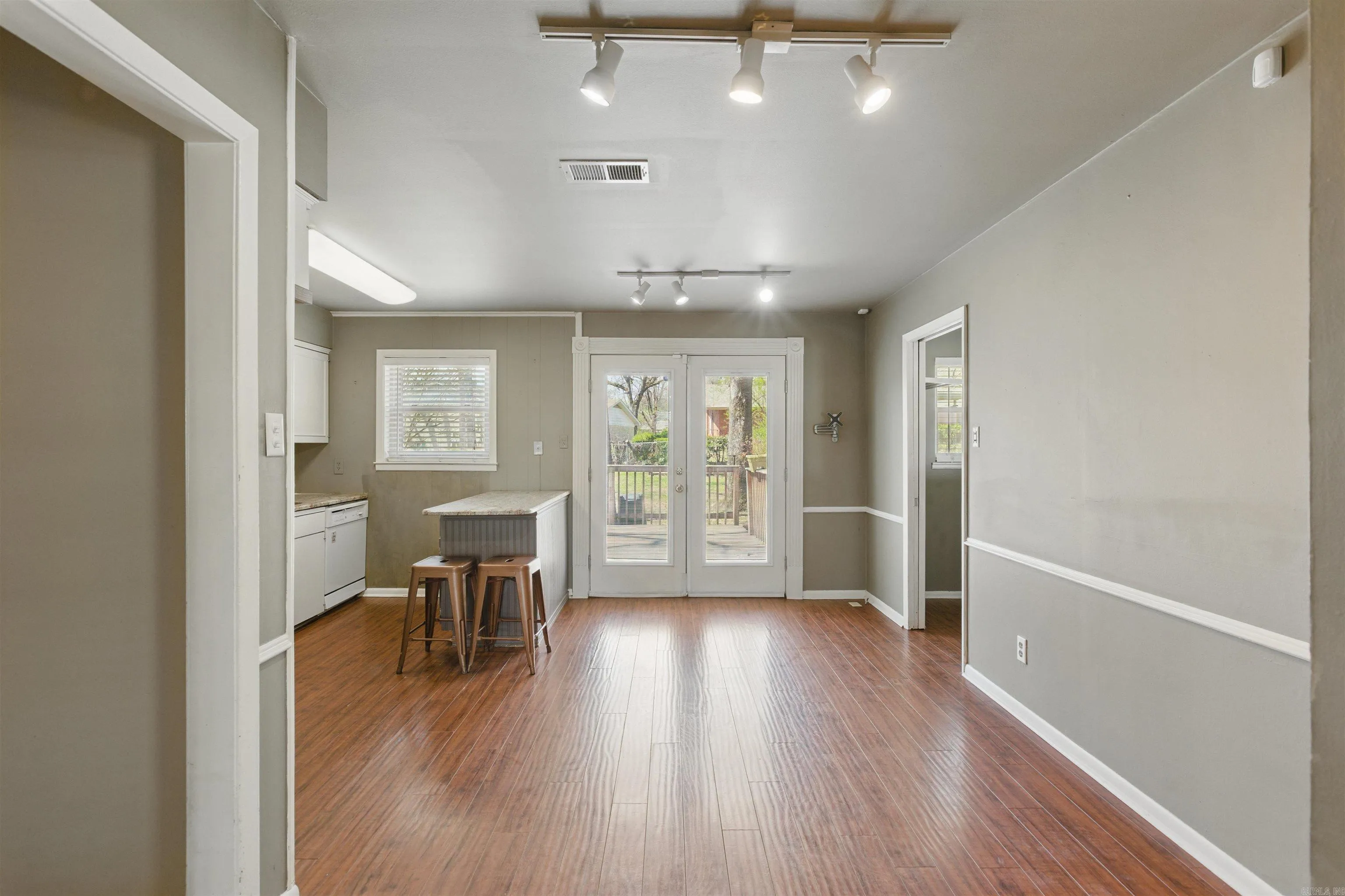 Property at 600  Poinsetta - Image 9