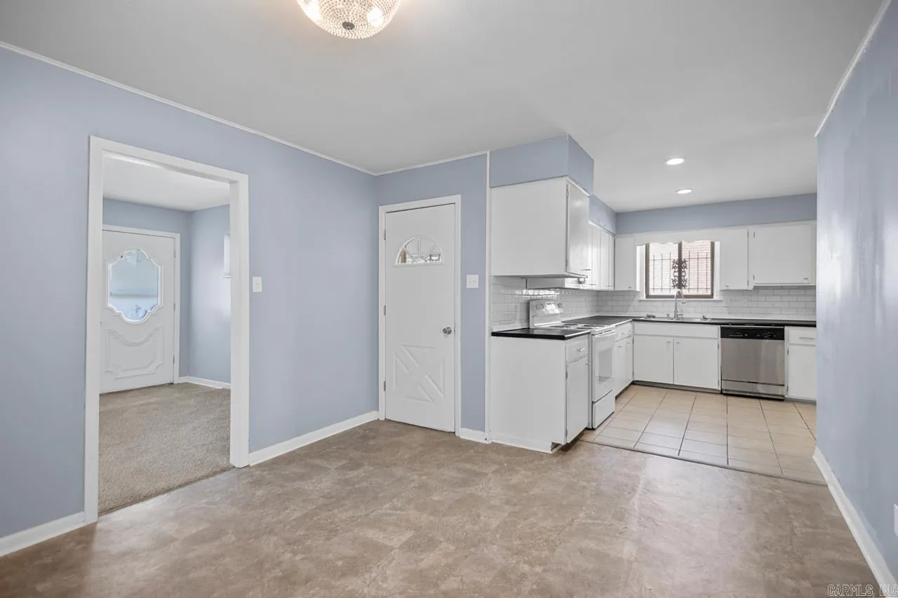 Property at 819 W 55th - Image 7