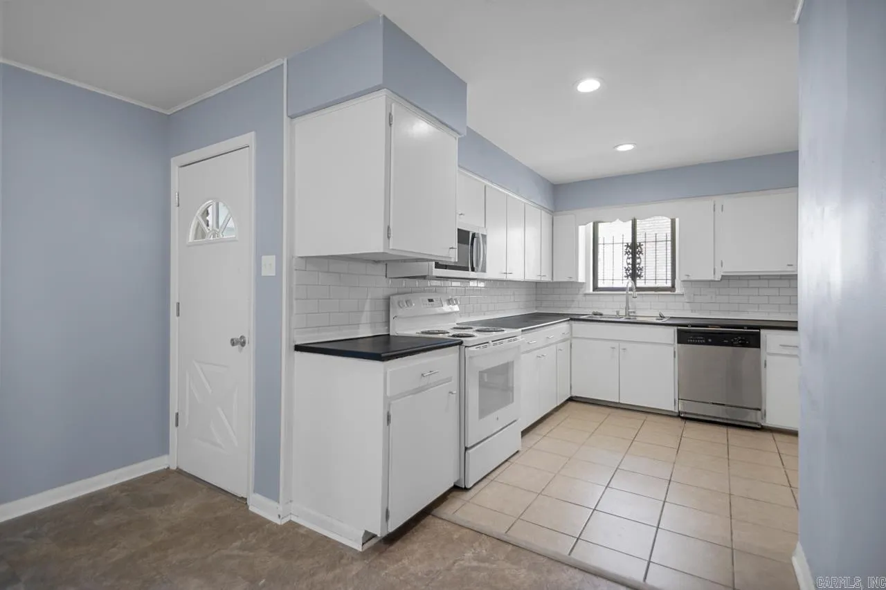 Property at 819 W 55th - Image 9