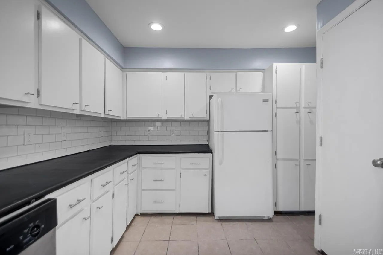 Property at 819 W 55th - Image 10