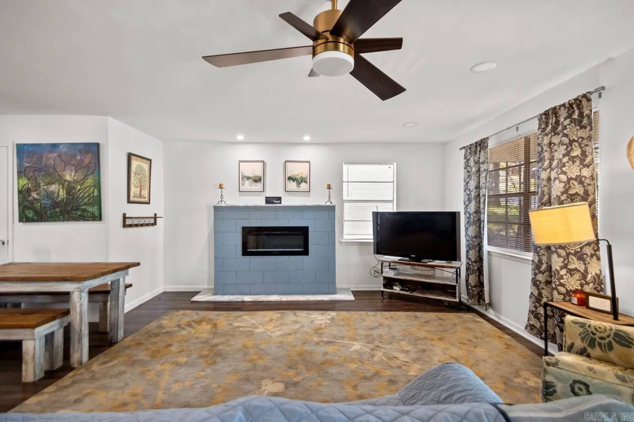 Property at 405  Wisteria - Image 10