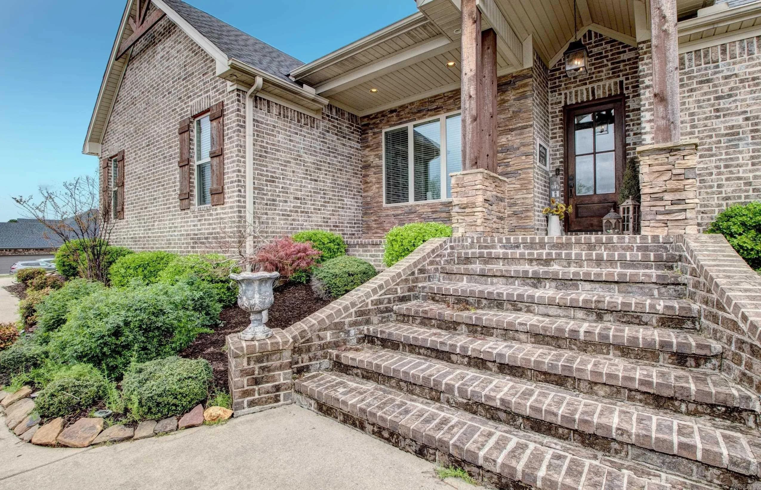 Property at 2136  Avondale - Image 4