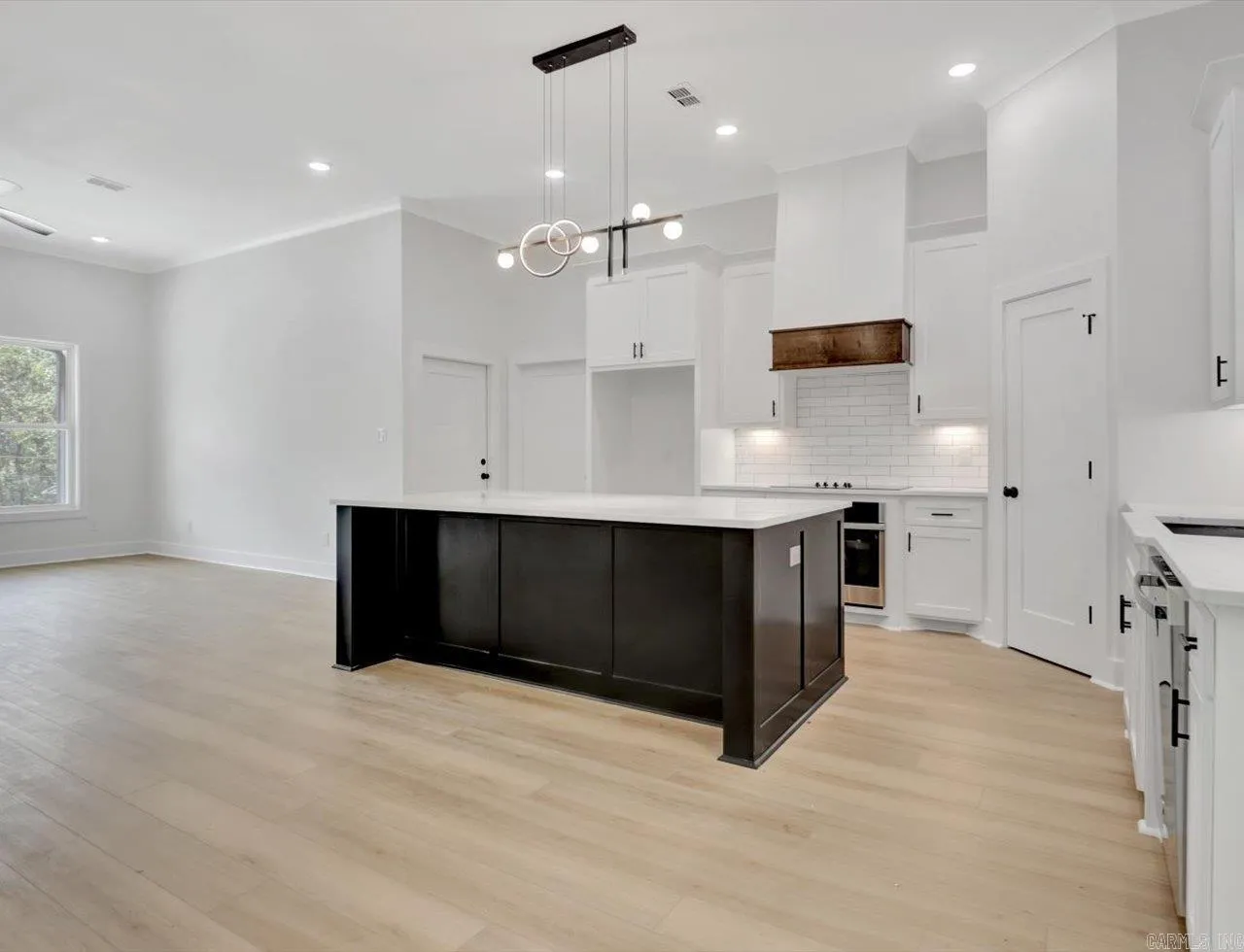 Property at 212  Diamondhead - Image 10