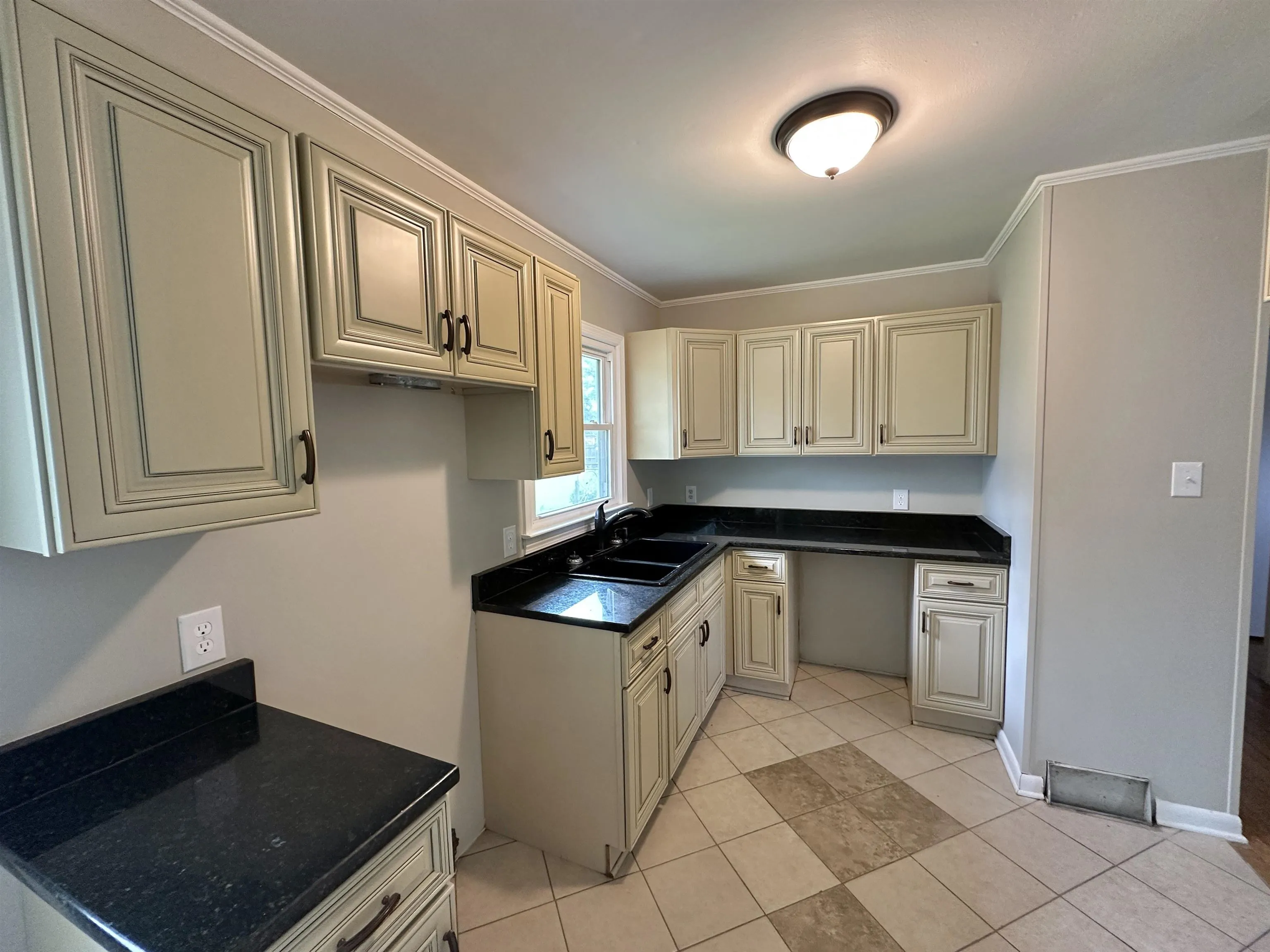 Property at 708 W Washington - Image 4