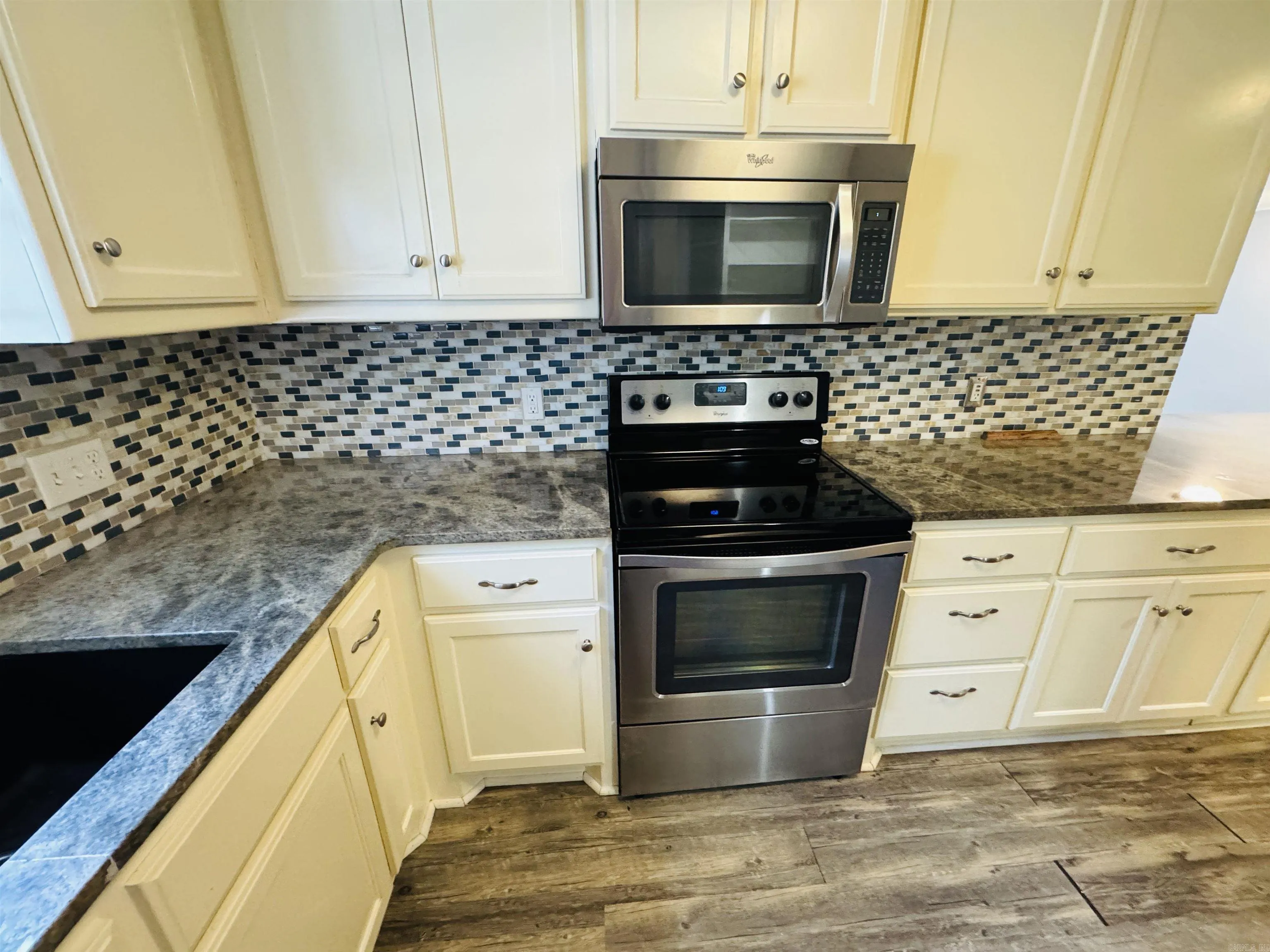 Property at 10  Roberts - Image 9