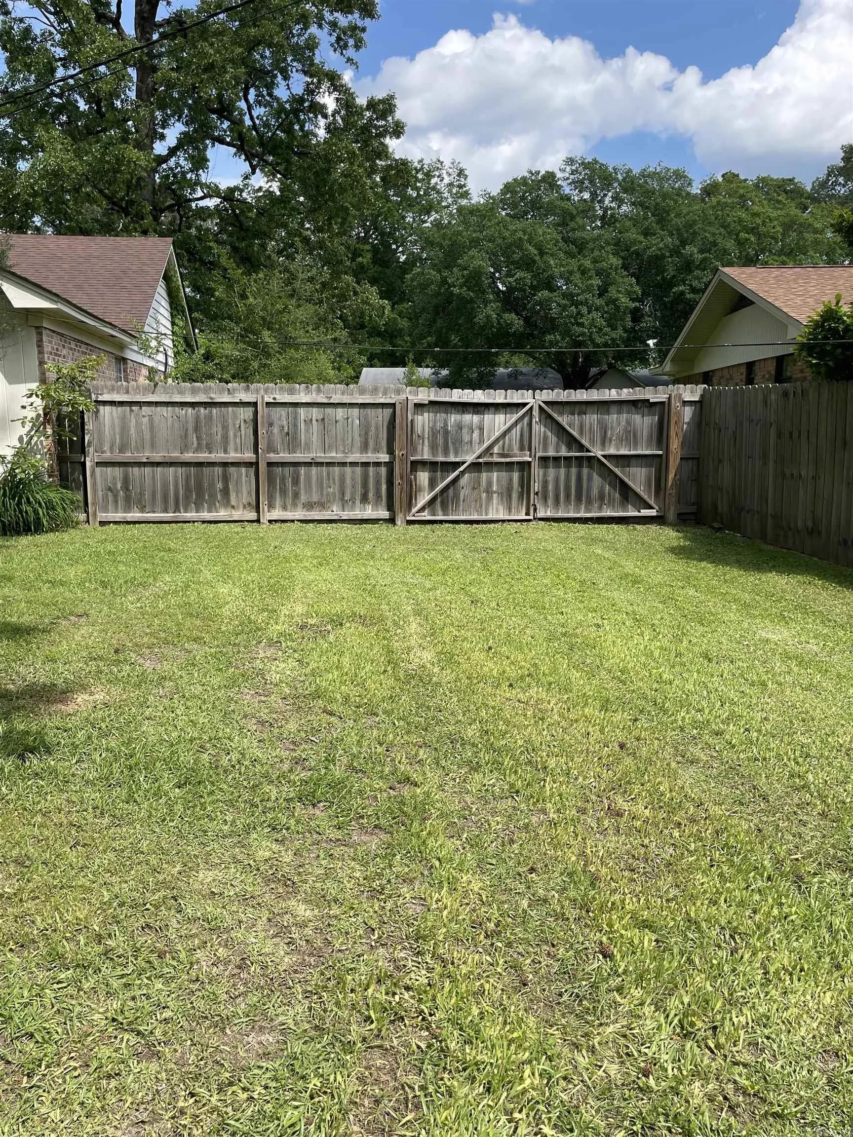 Property at 1200  Hickory - Image 4