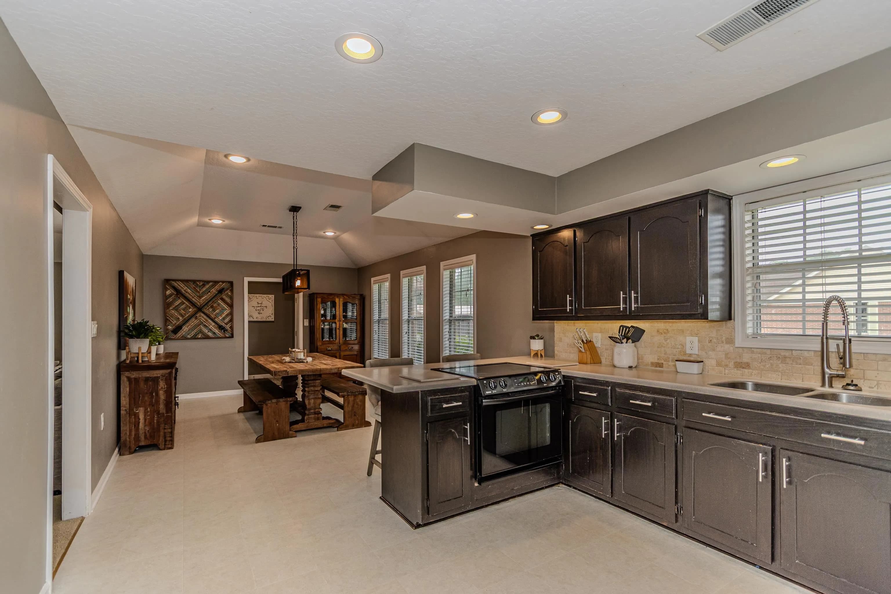 Property at 3400  Willow - Image 4