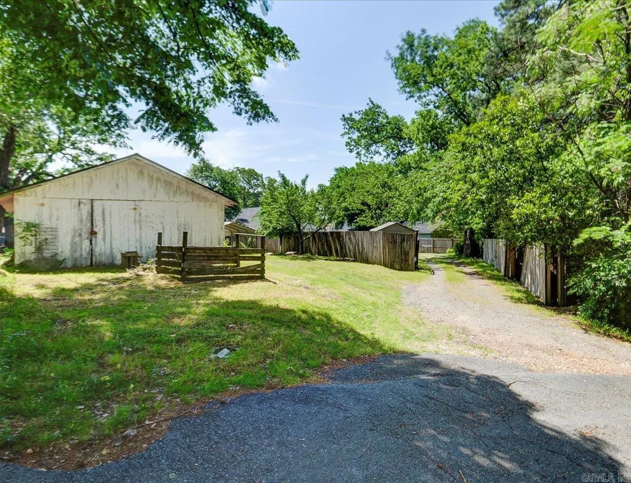 Property at 228  Pecan - Image 22