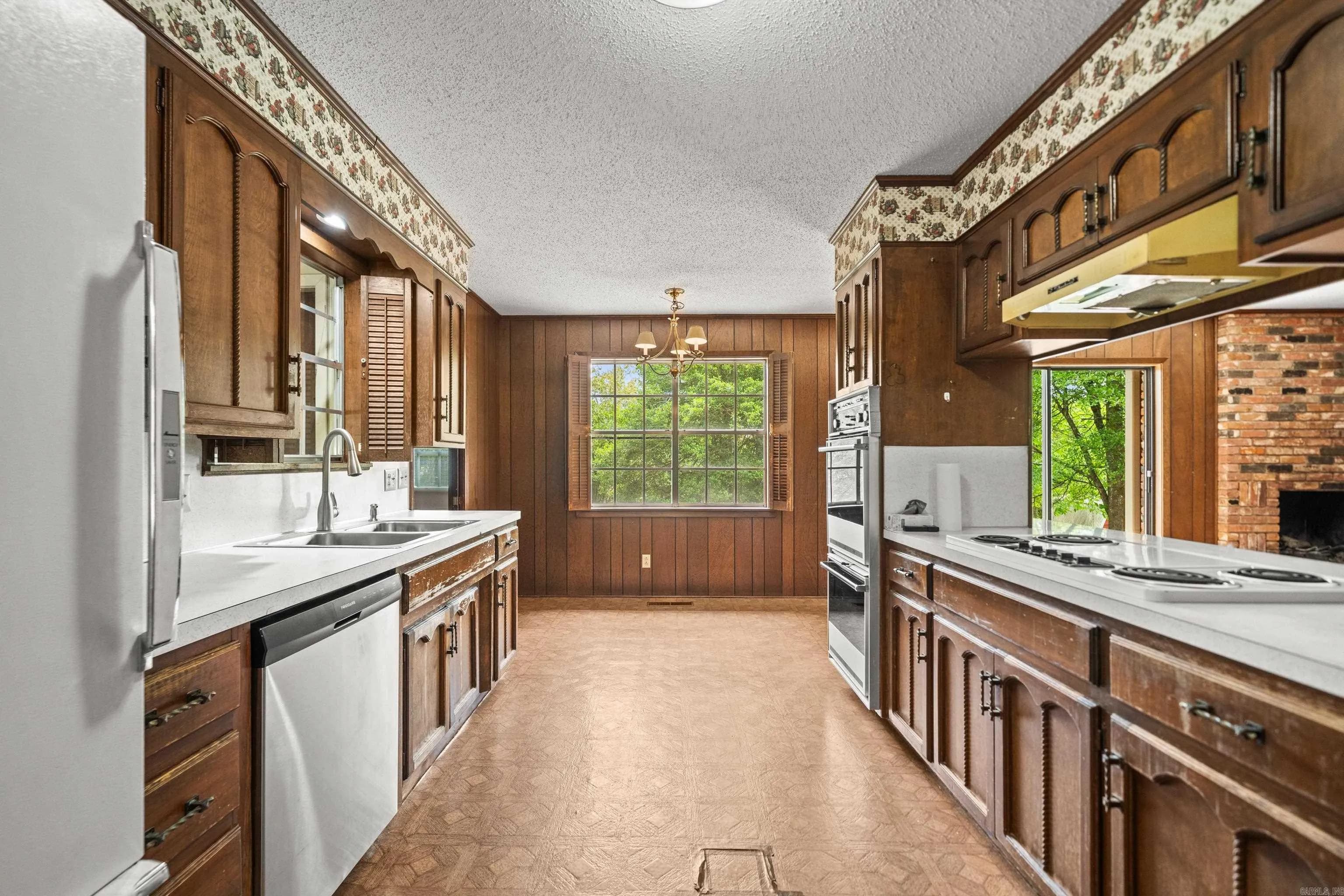 Property at 309  Mockingbird - Image 18
