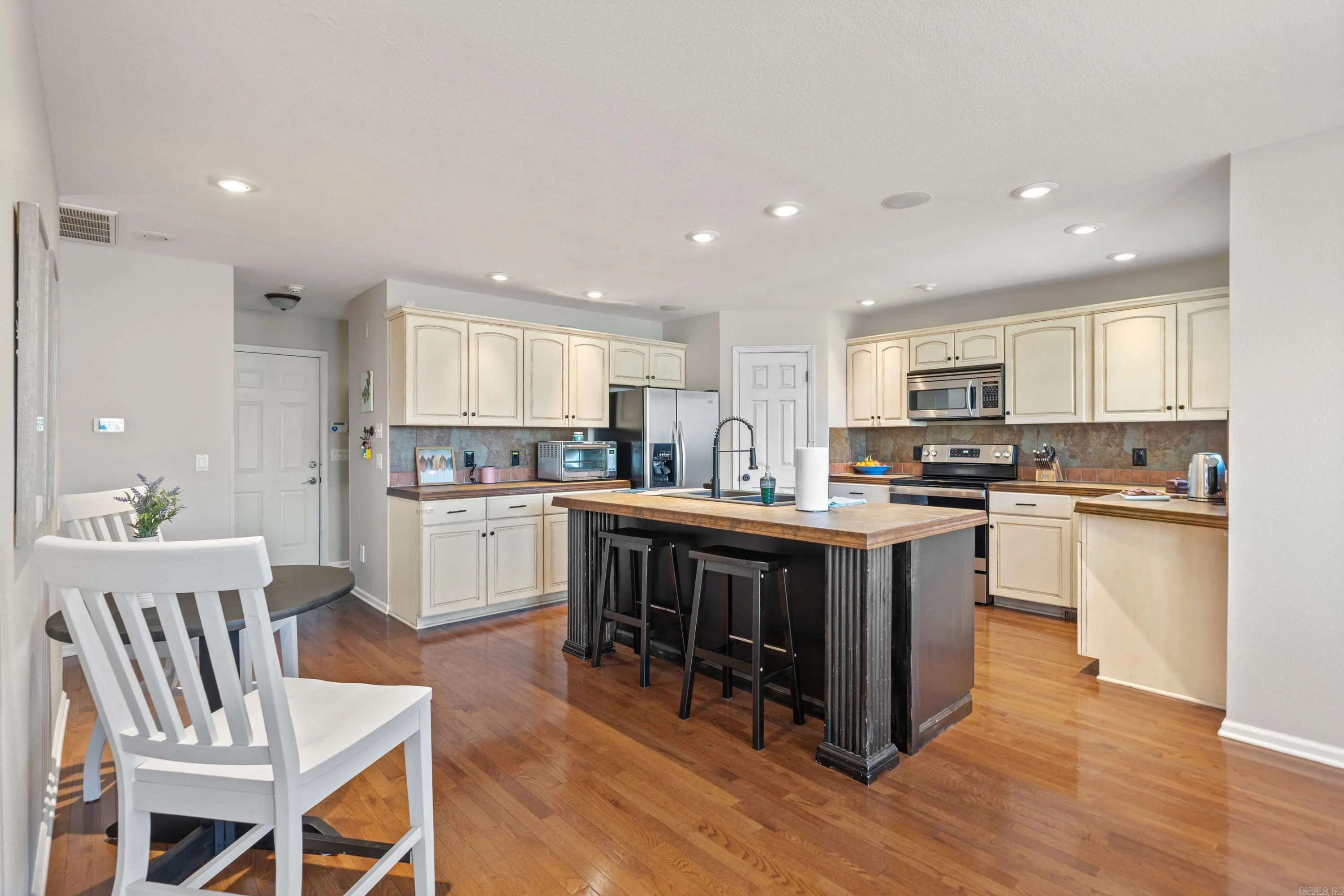 Property at 114  Bellaire - Image 11