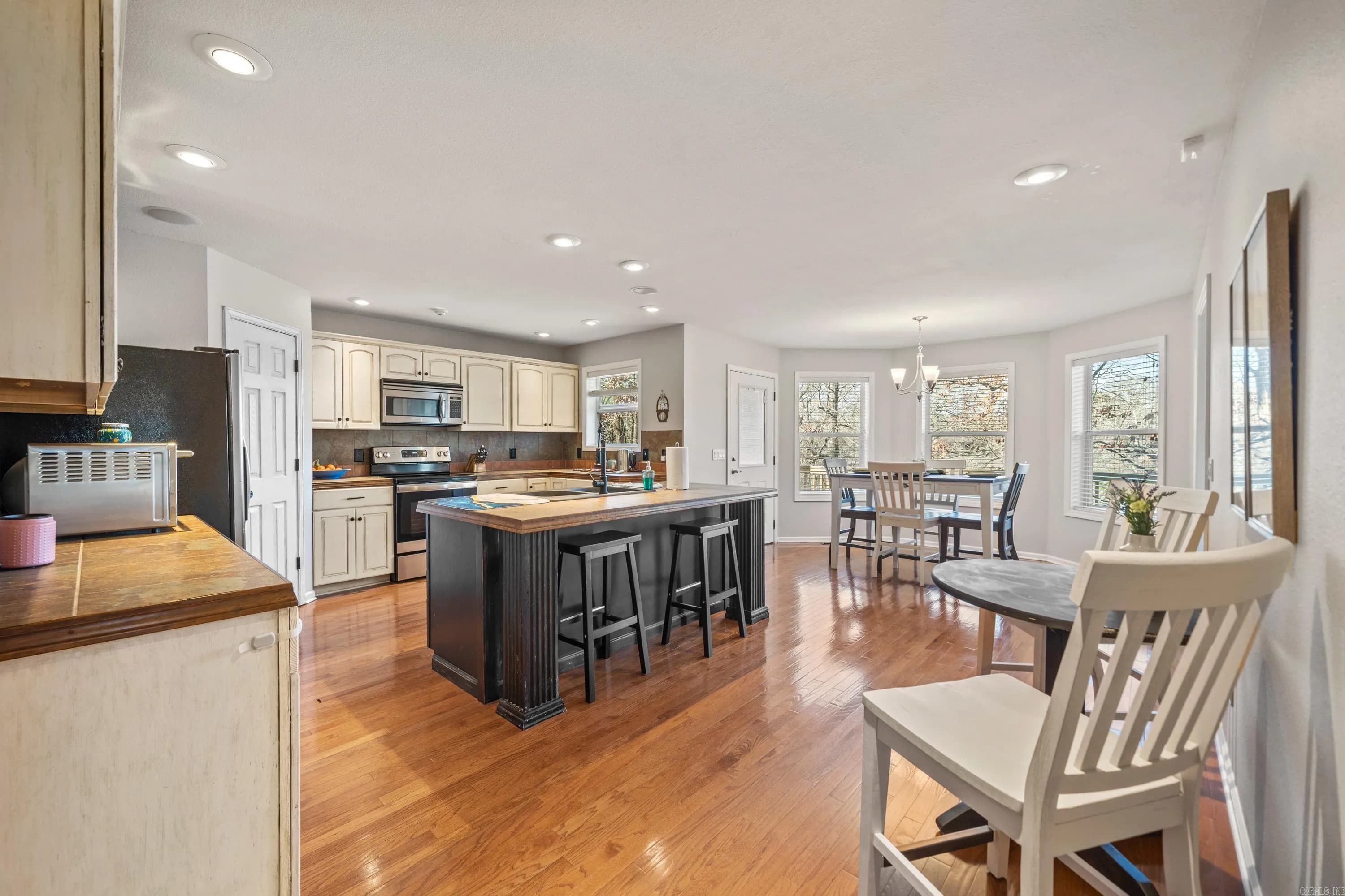 Property at 114  Bellaire - Image 12