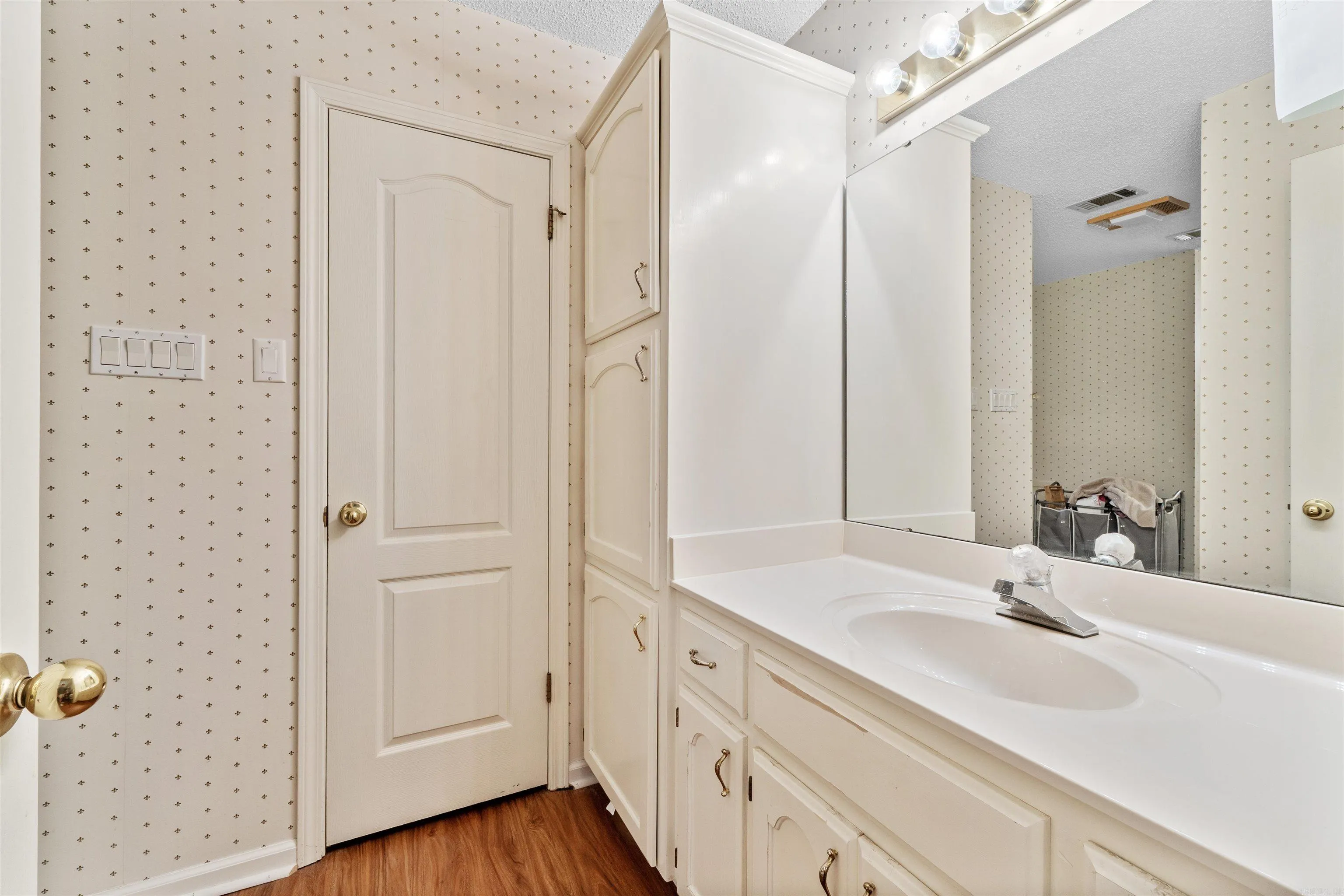 Property at 902  Heather - Image 32