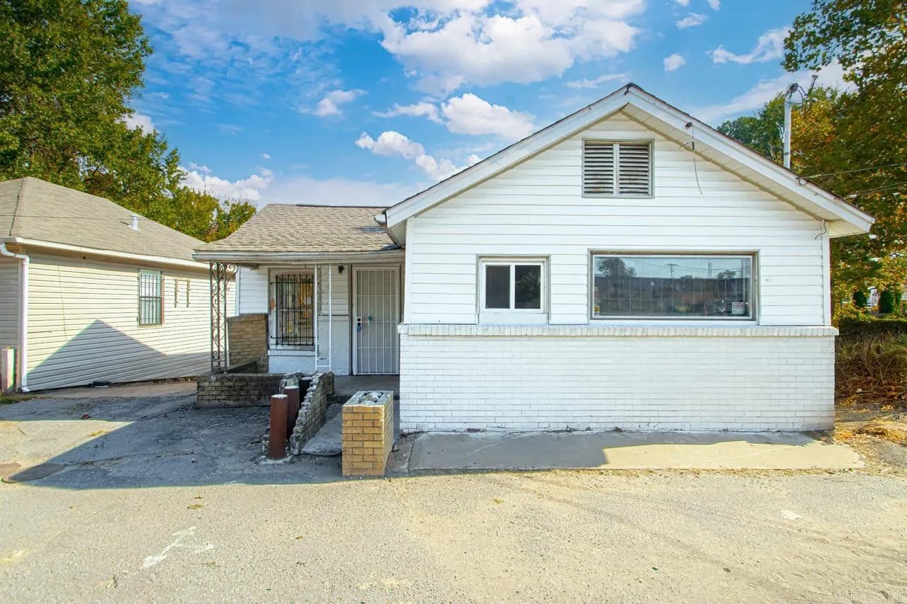 Property at 4704 E Broadway - Image 3