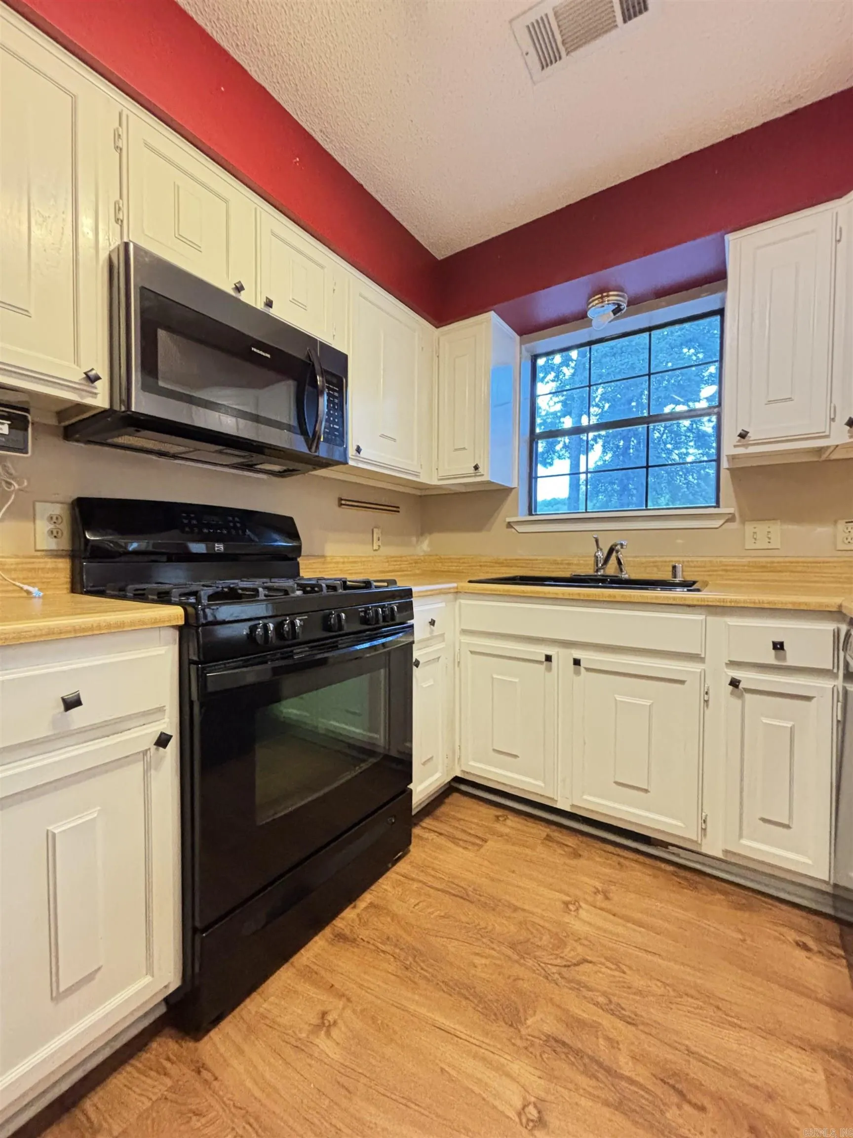 Property at 27  Silverleaf - Image 10