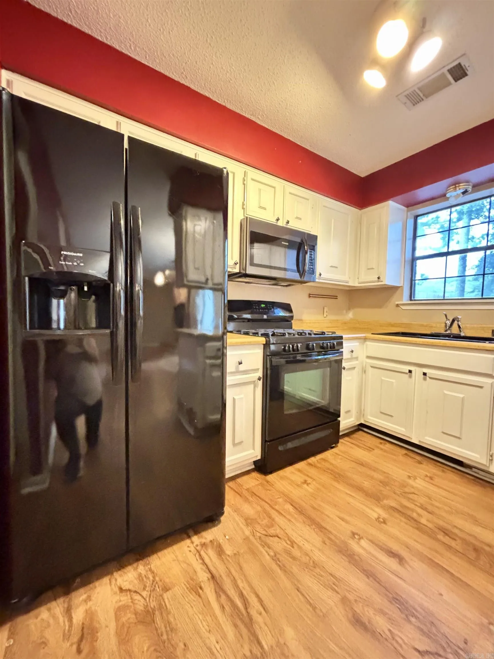 Property at 27  Silverleaf - Image 14