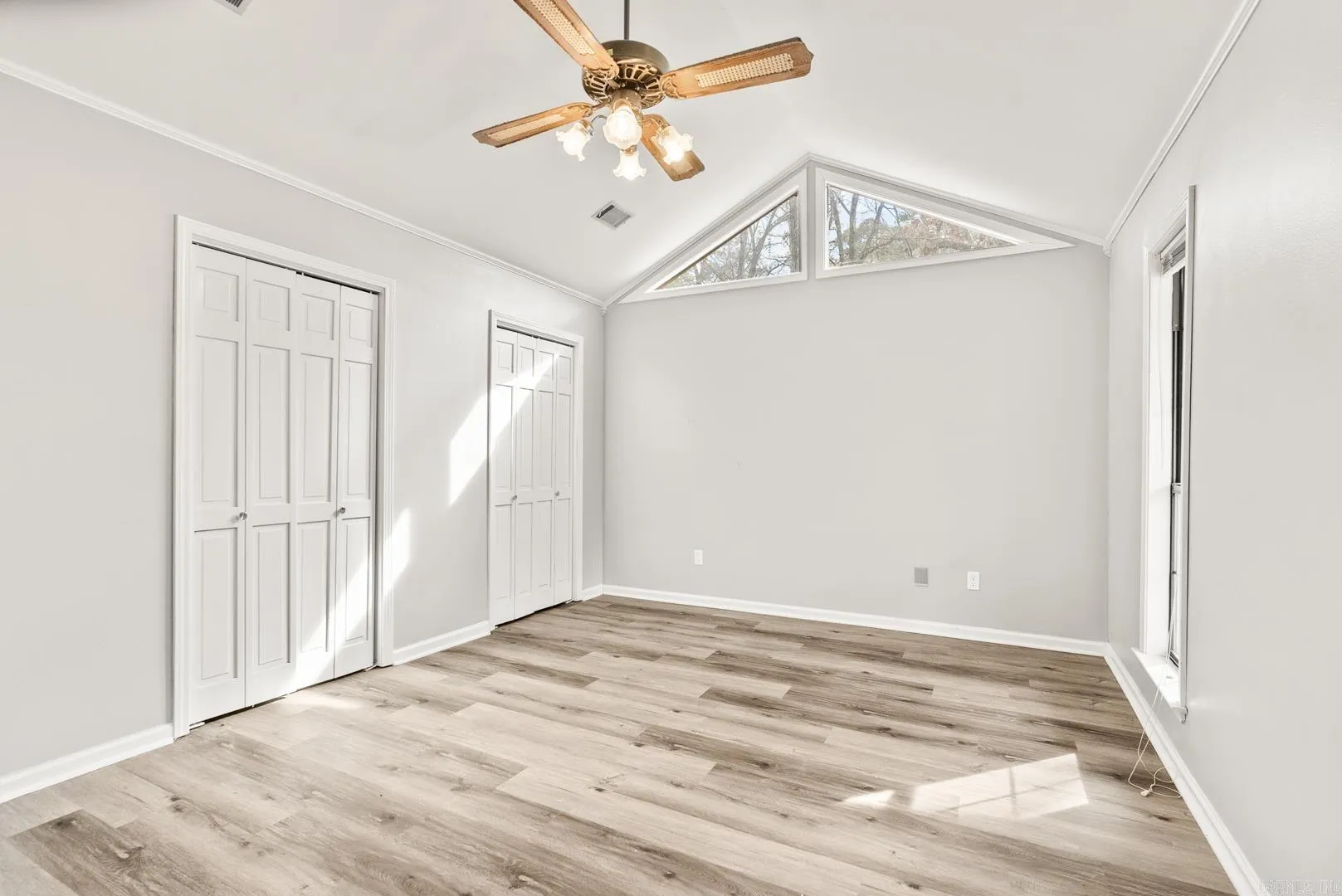 Property at 10  Yukon - Image 35