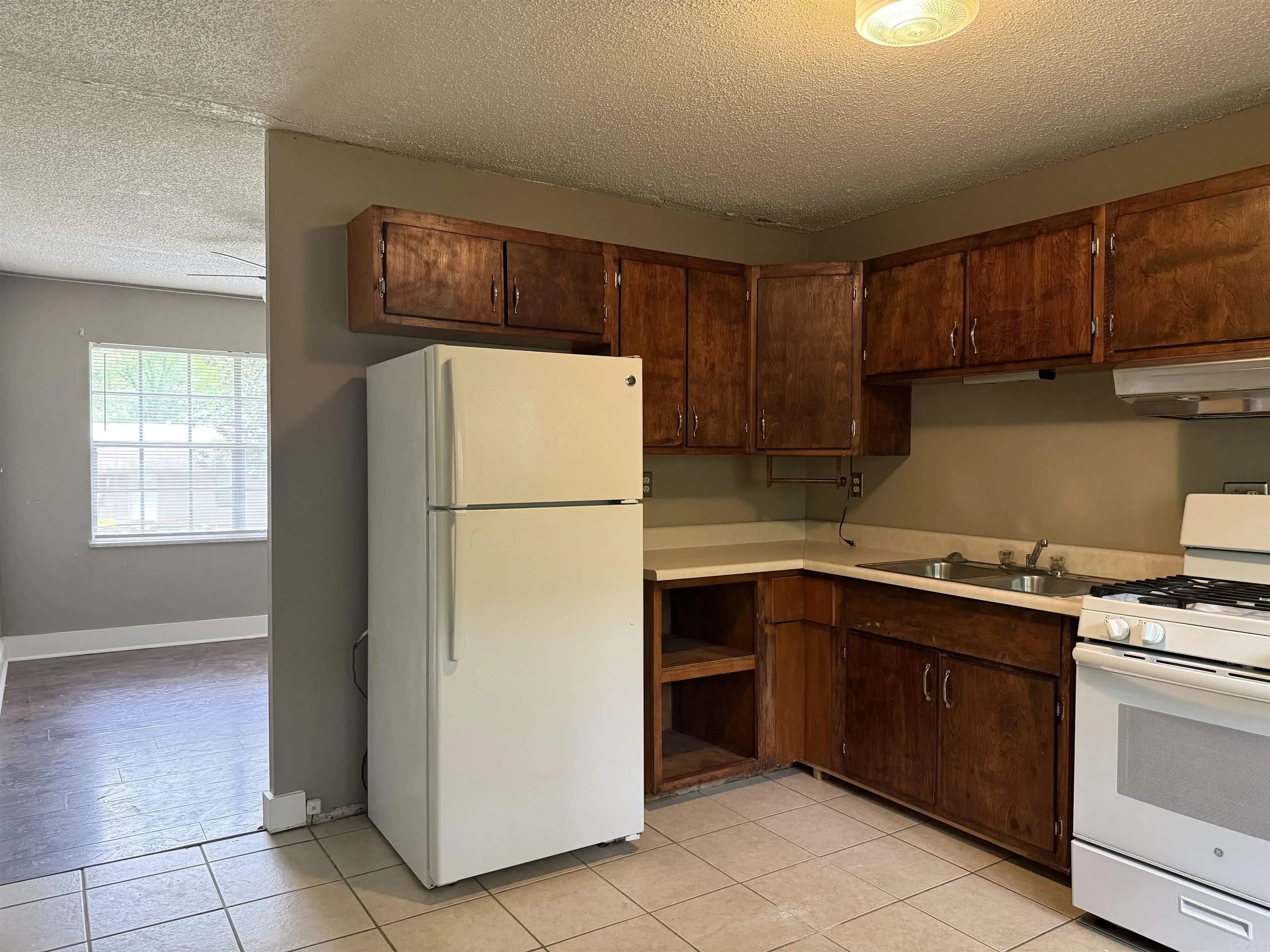 Property at 802  Desoto - Image 4