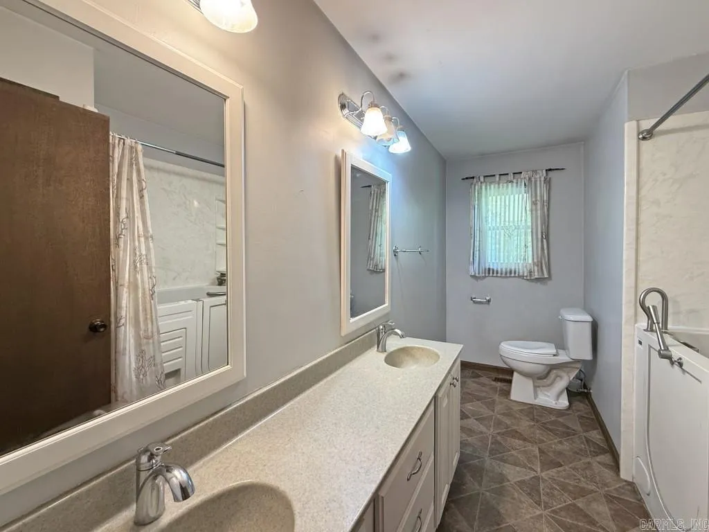 Property at 1427  Woodland - Image 11