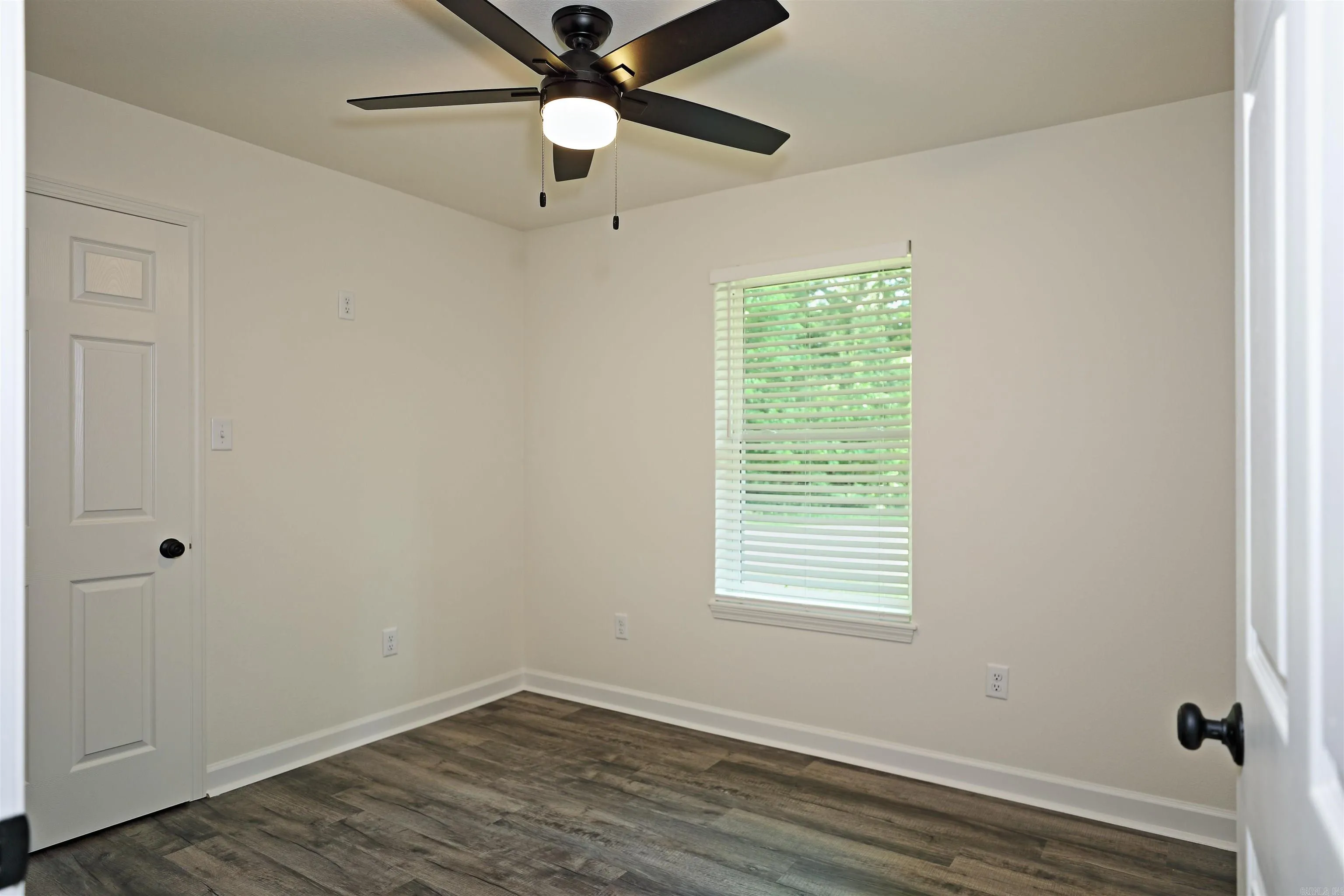 Property at 904 W Holland - Image 18