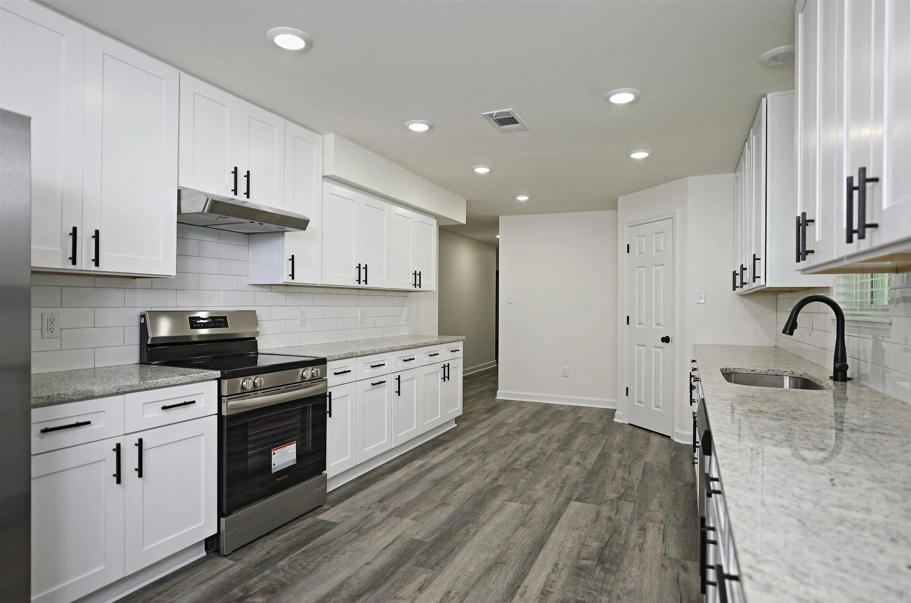 Property at 904 W Holland - Image 7